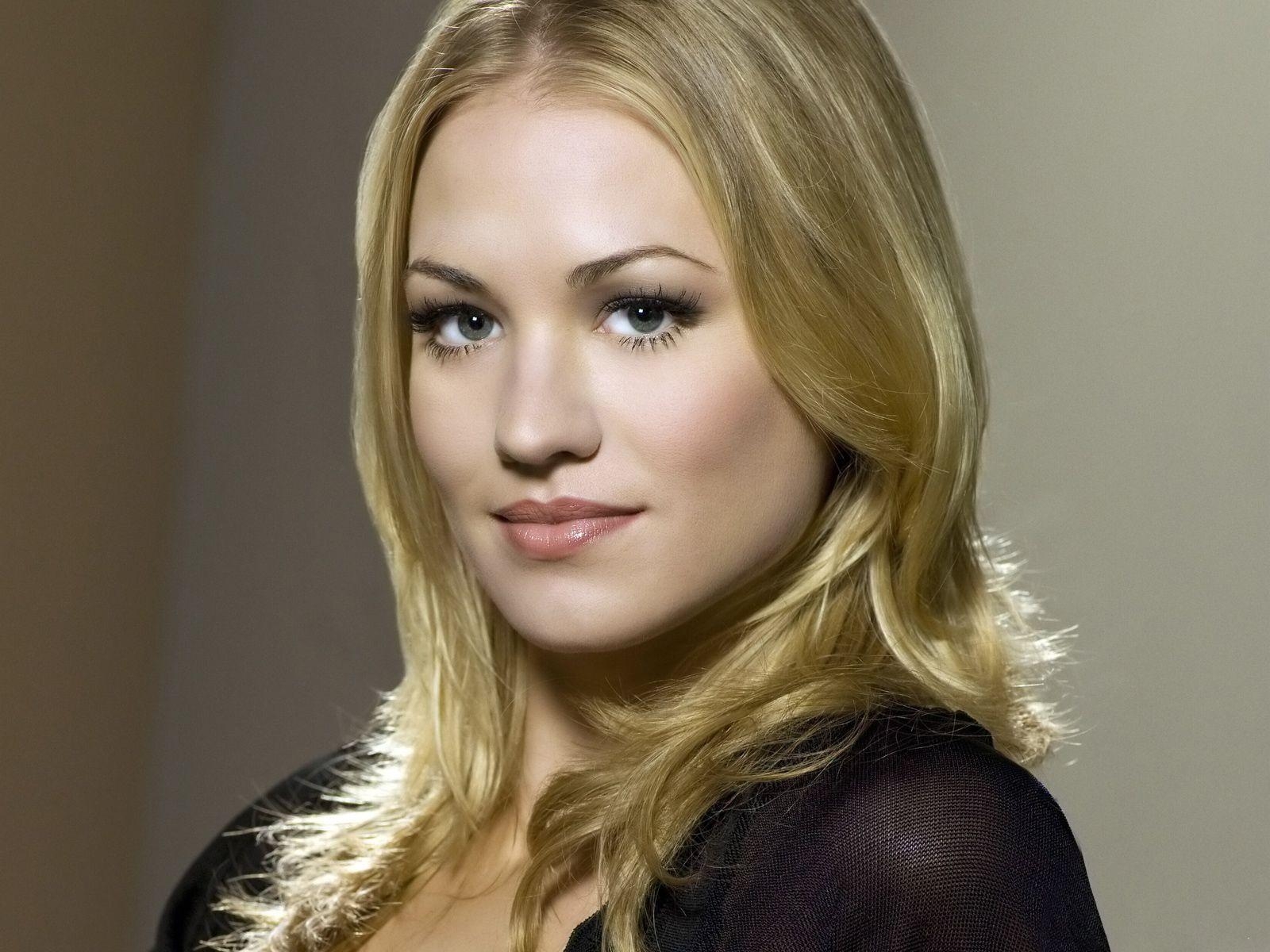 1600x1200 Yvonne Strahovski Wallpaper, Desktop