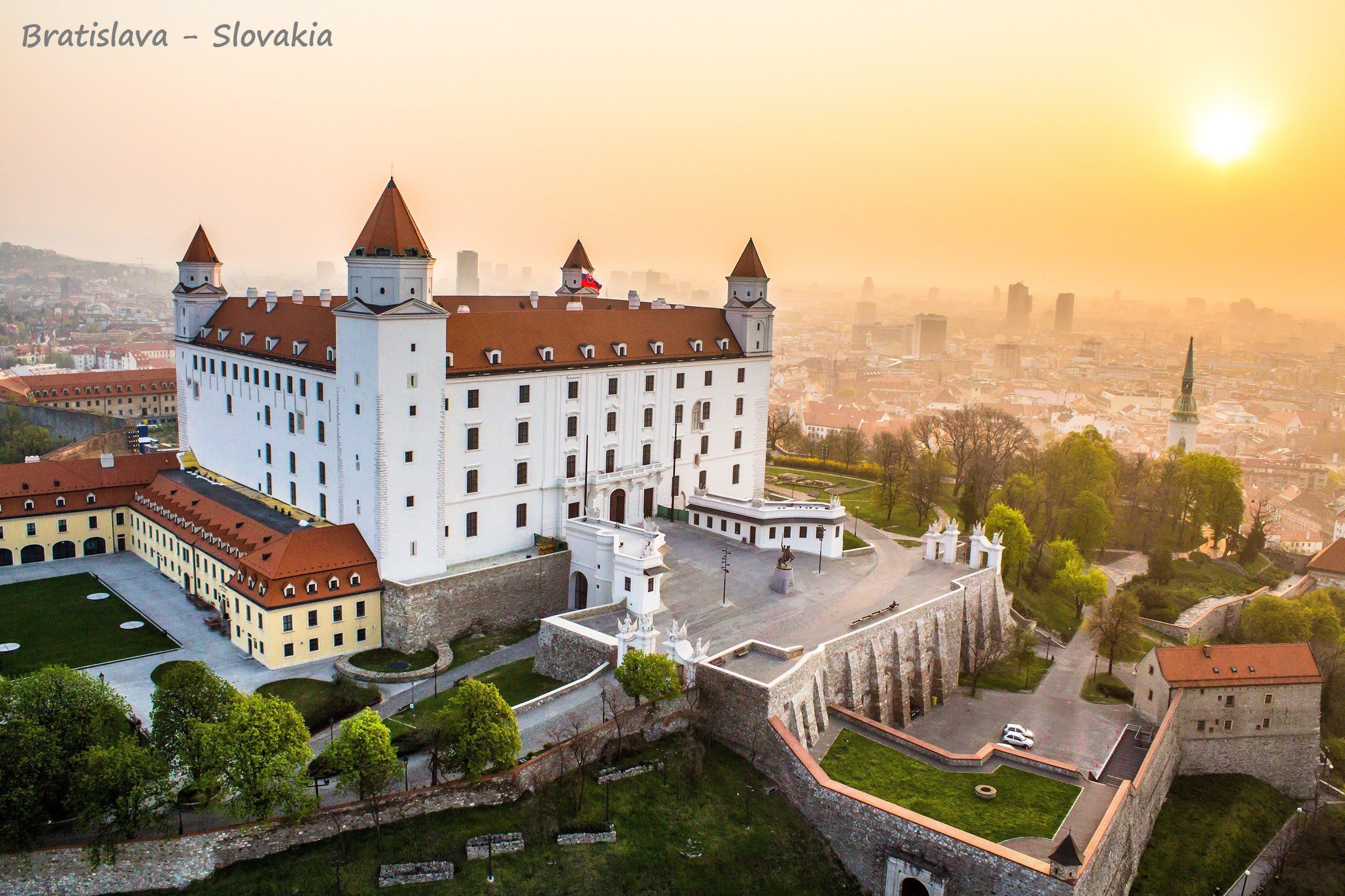 2880x1920 building, Slovakia, Bratislava, City, Castle, Flag Wallpaper HD, Desktop