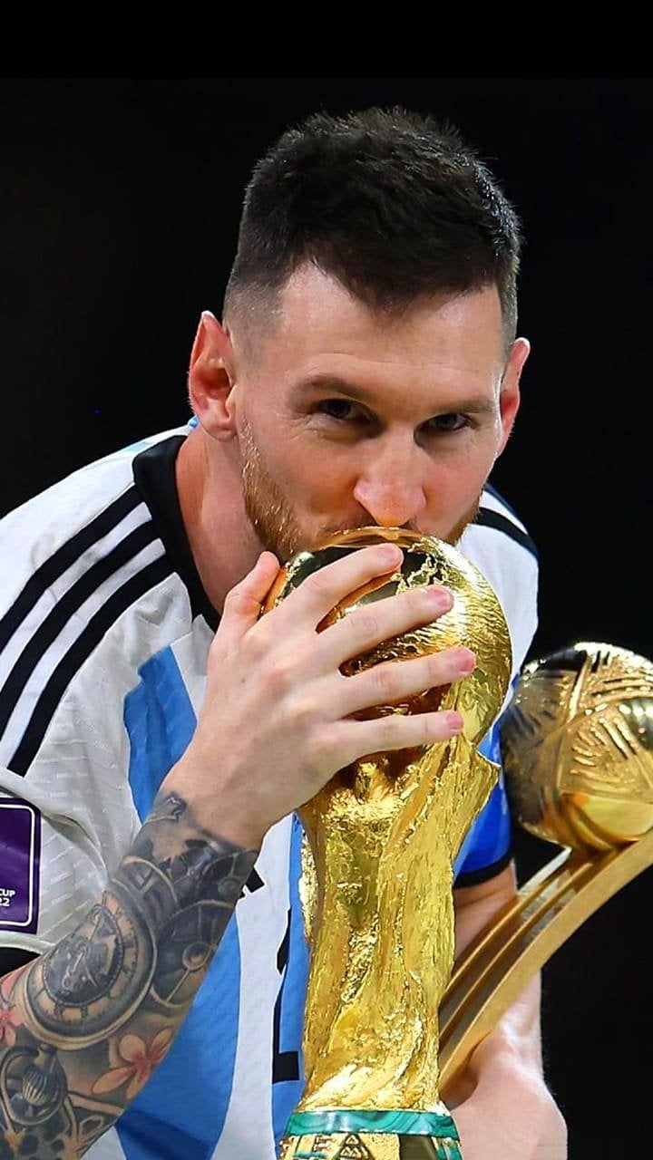 720x1280 Messi kissing world cup trophy, Phone