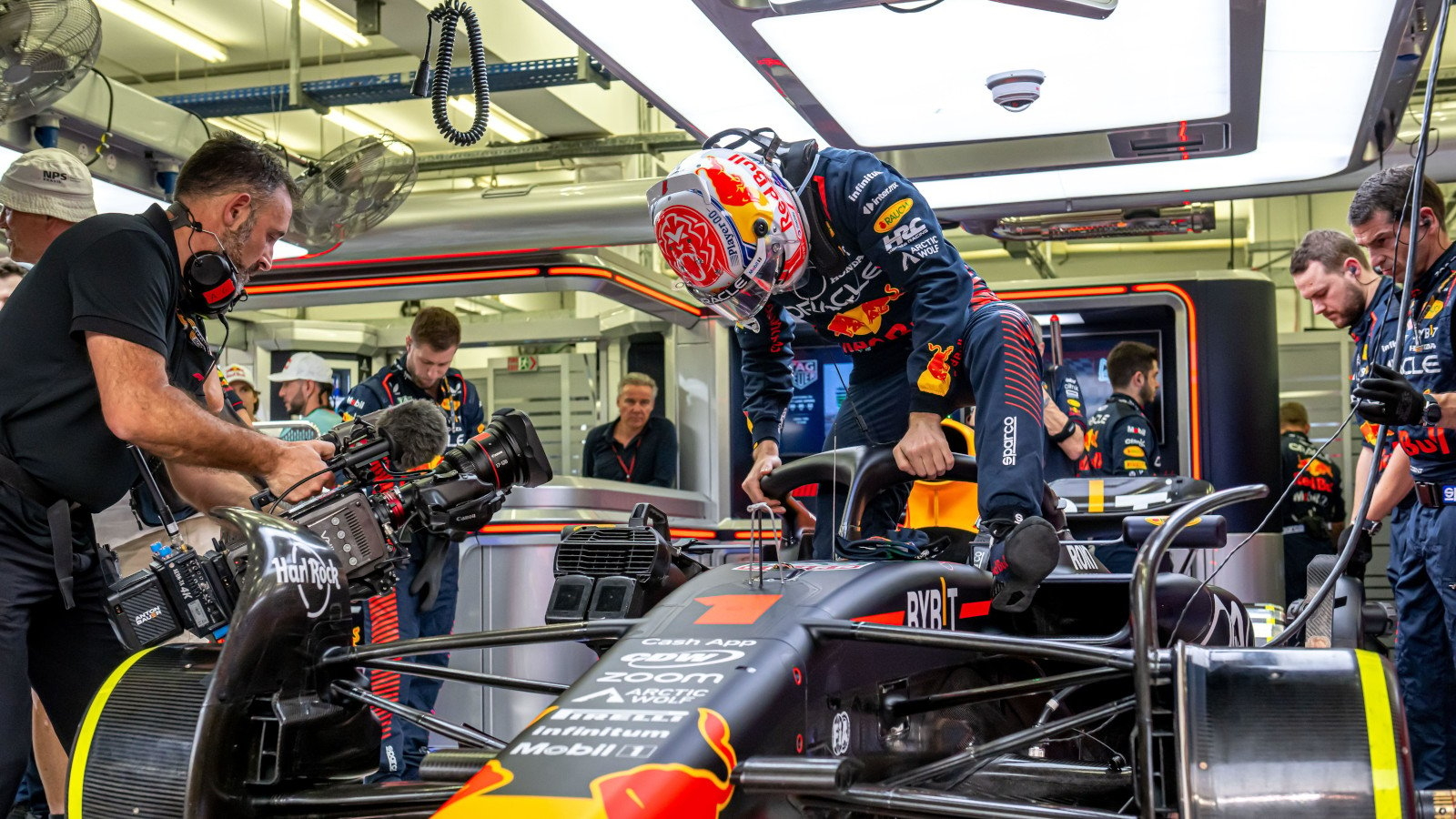 1600x900 FP1: Max Verstappen bounces back from a stomach bug to finish P1, Desktop