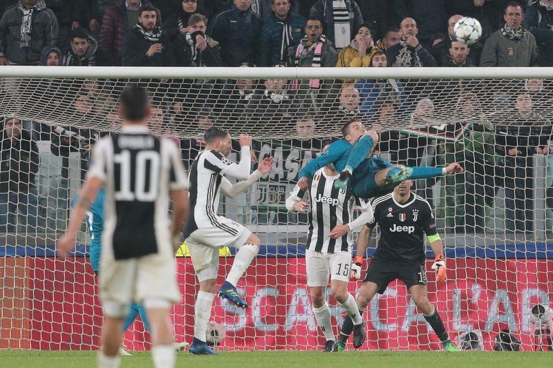 800x540 Juventus v Real Madrid Champions League Quarter Final Leg One at this sick 3 picture sequence from the Cristiano Ronaldo. Ronaldo Overhead Kick Wallpaper, Desktop