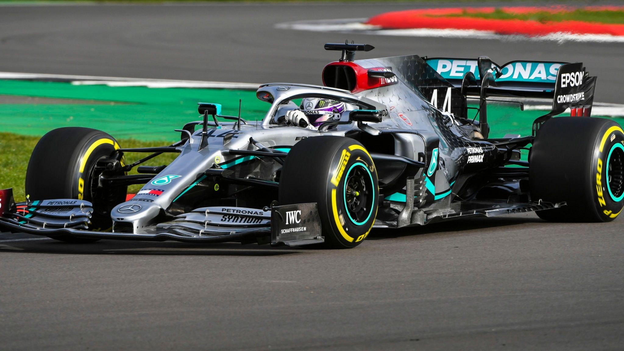 2050x1160 Exclusive Mercedes look on track: F1 champions explain 'bold' W11, Desktop