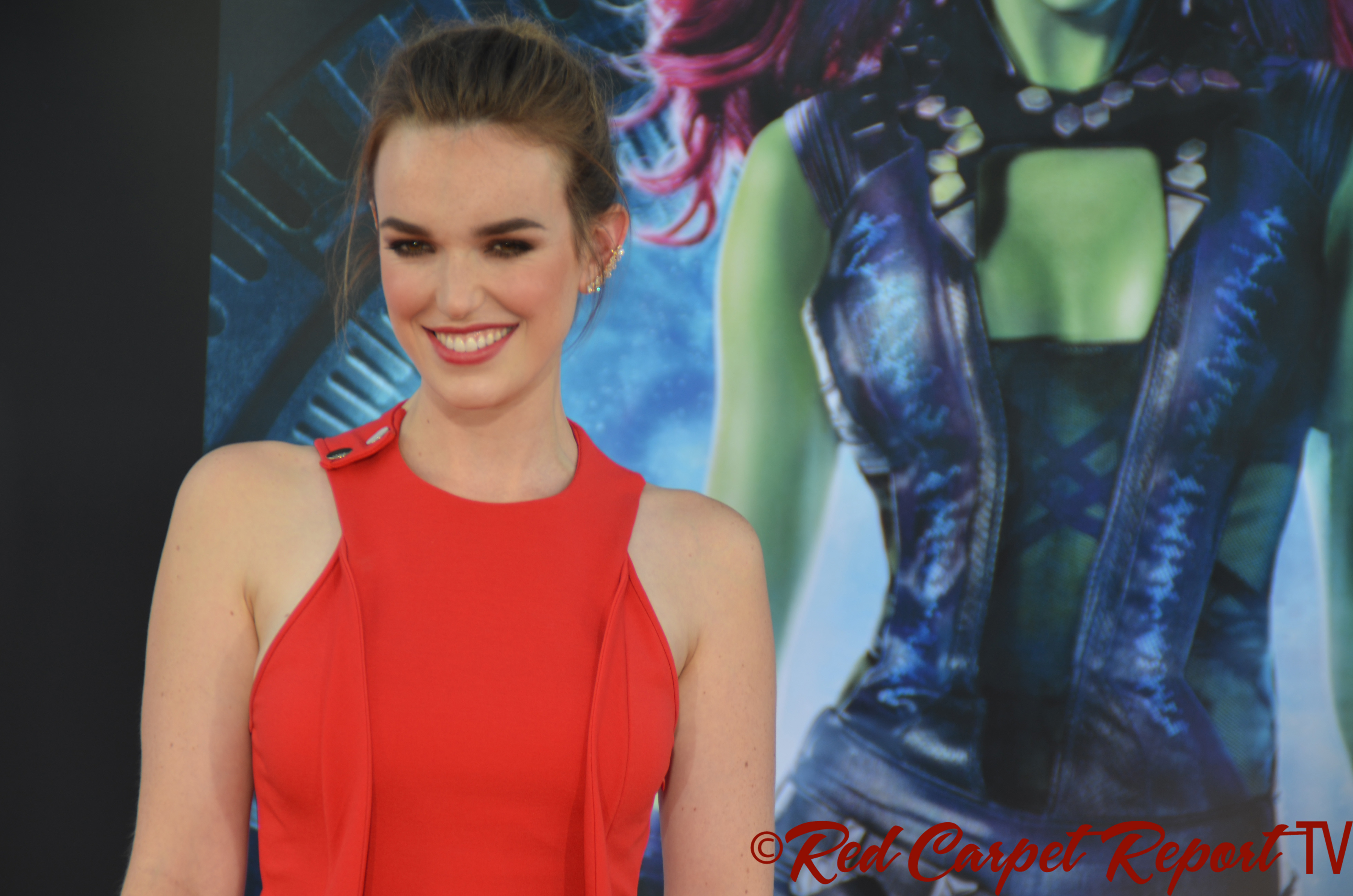 4930x3270 Elizabeth Henstridge of the Galaxy premiere, Desktop