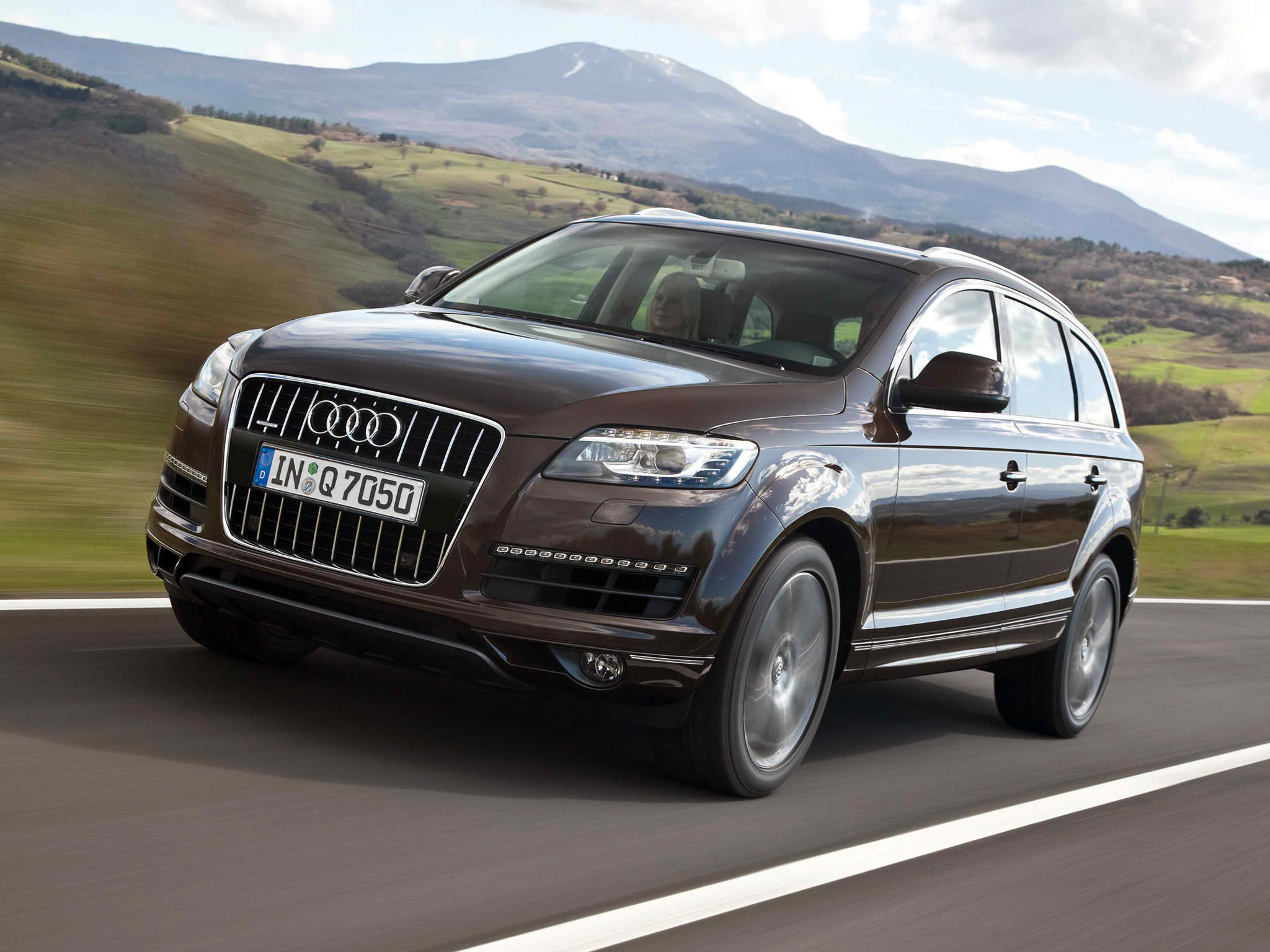 2050x1540 Download Audi Q7 Wallpaper Audi Q7 Quattro White, Desktop