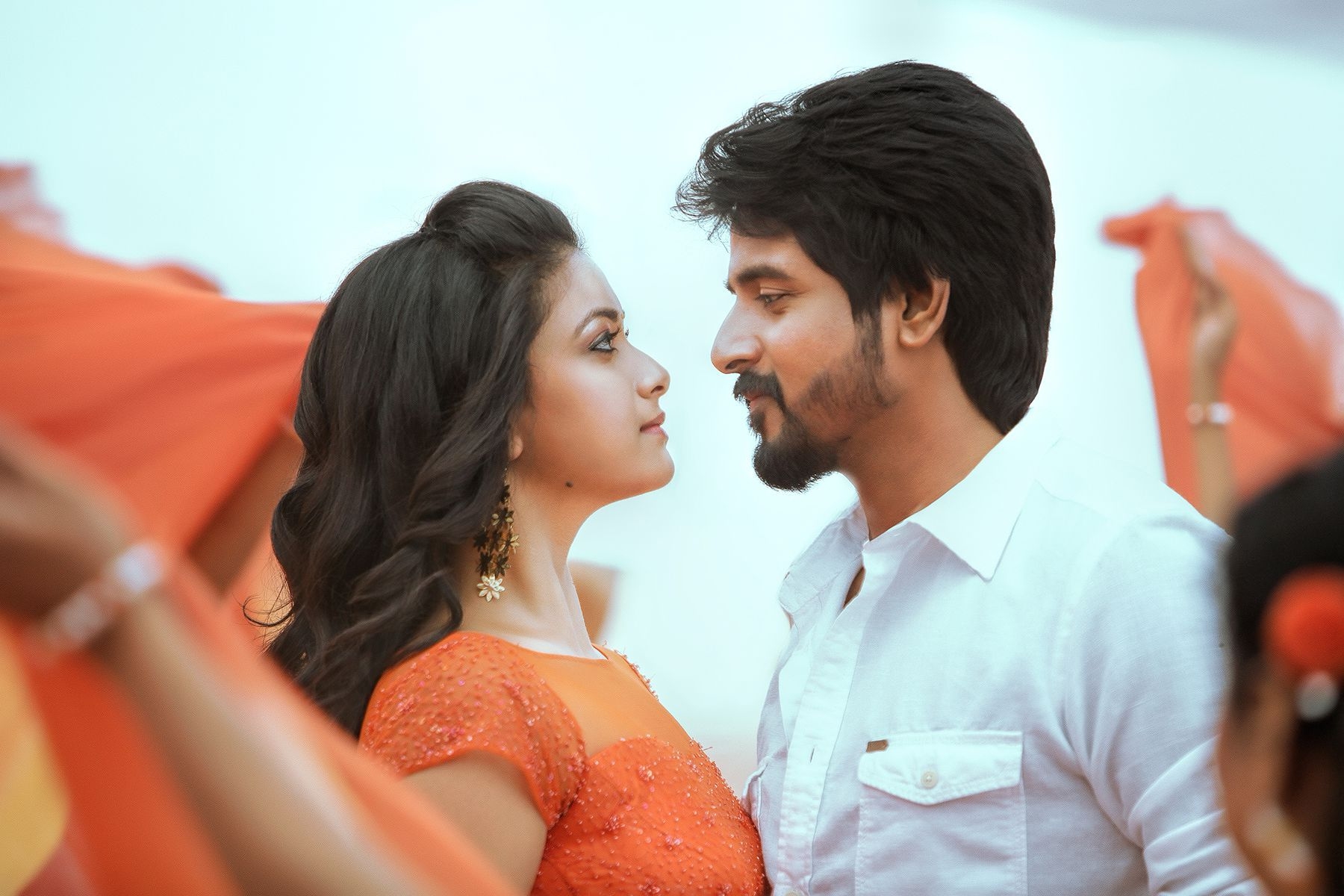 1800x1200 Sivakarthikeyan And Keerthi Suresh In Remo Movie Photo Stills, Desktop