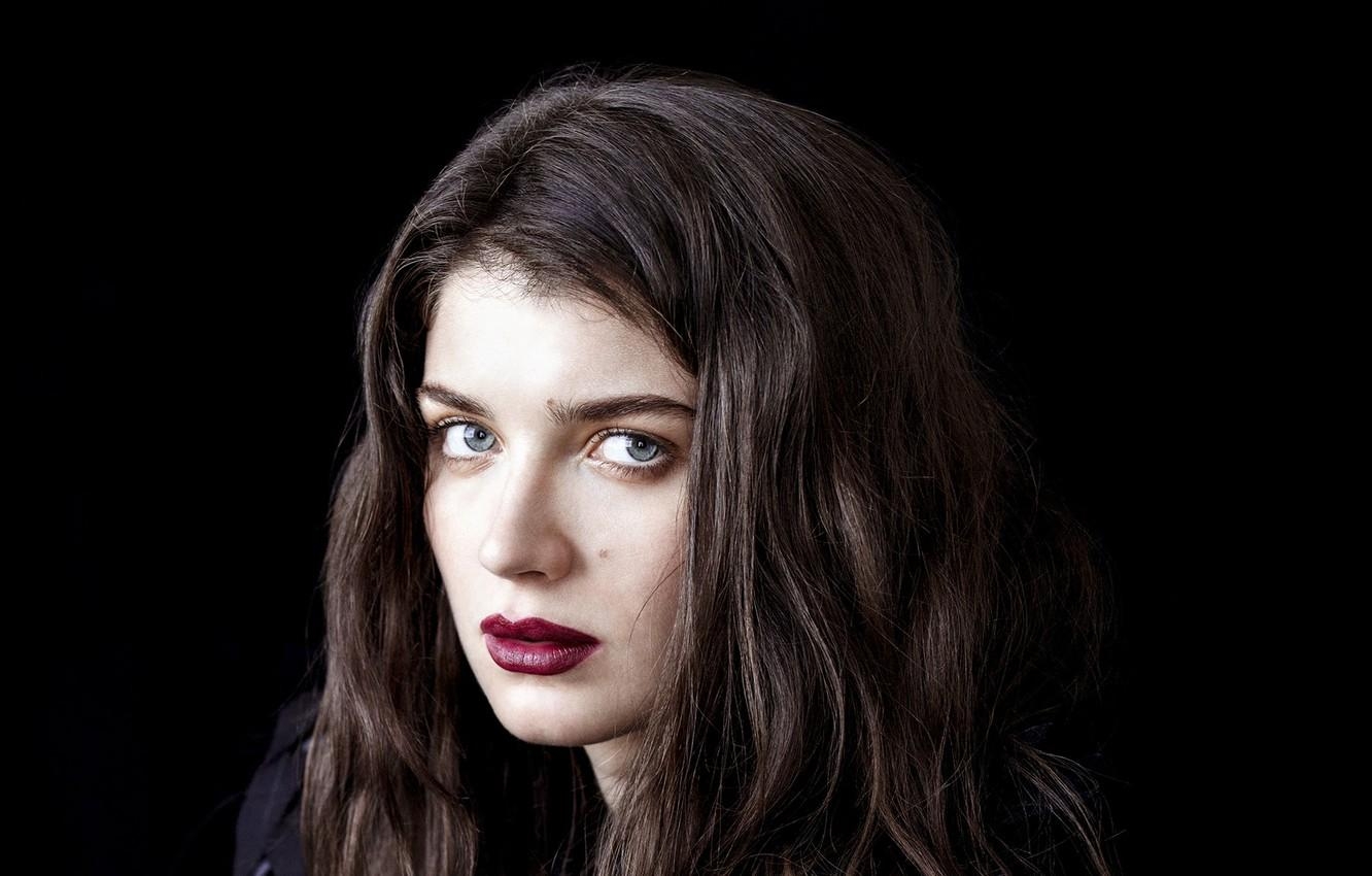 1340x850 Wallpaper look, portrait, makeup, actress, Eve Hewson, Eve Hewson, Desktop