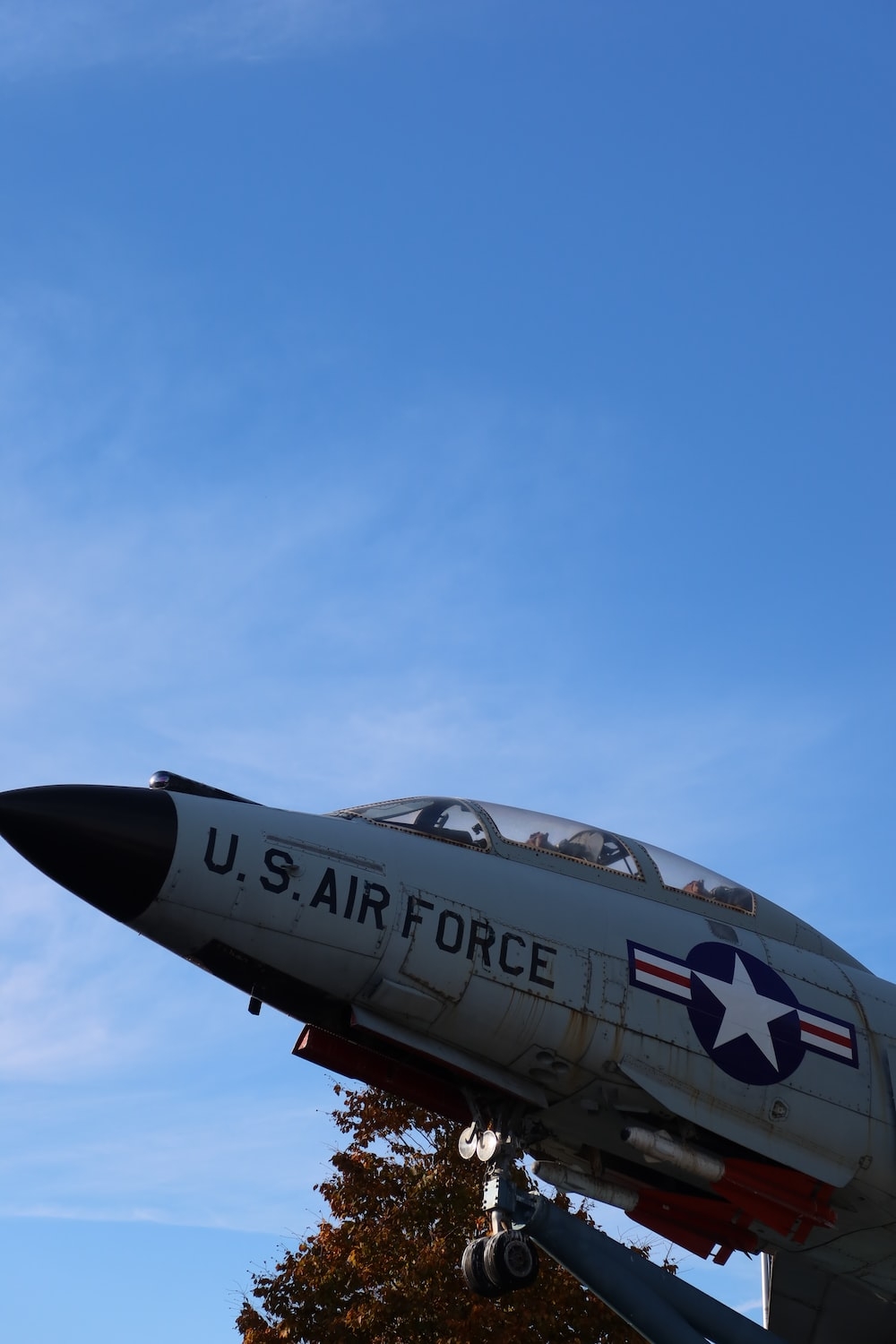 1000x1500 A fighter jet flying in the sky photo, Phone