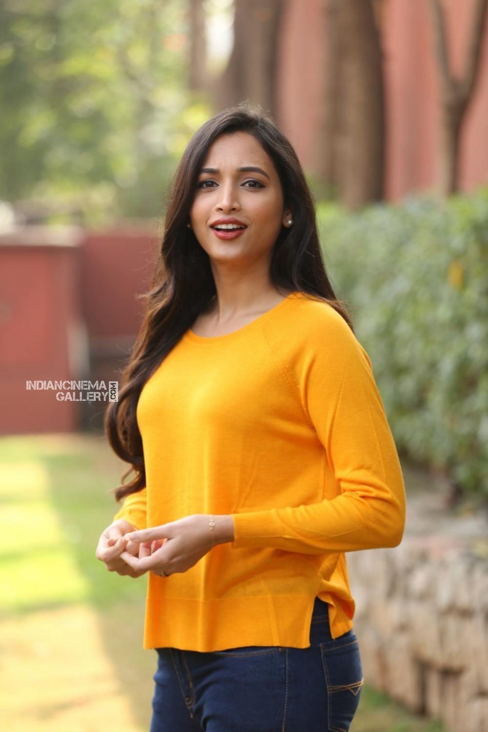 1000x1500 Srinidhi Shetty at KGF success meet (2). Hot. Beautiful, Phone