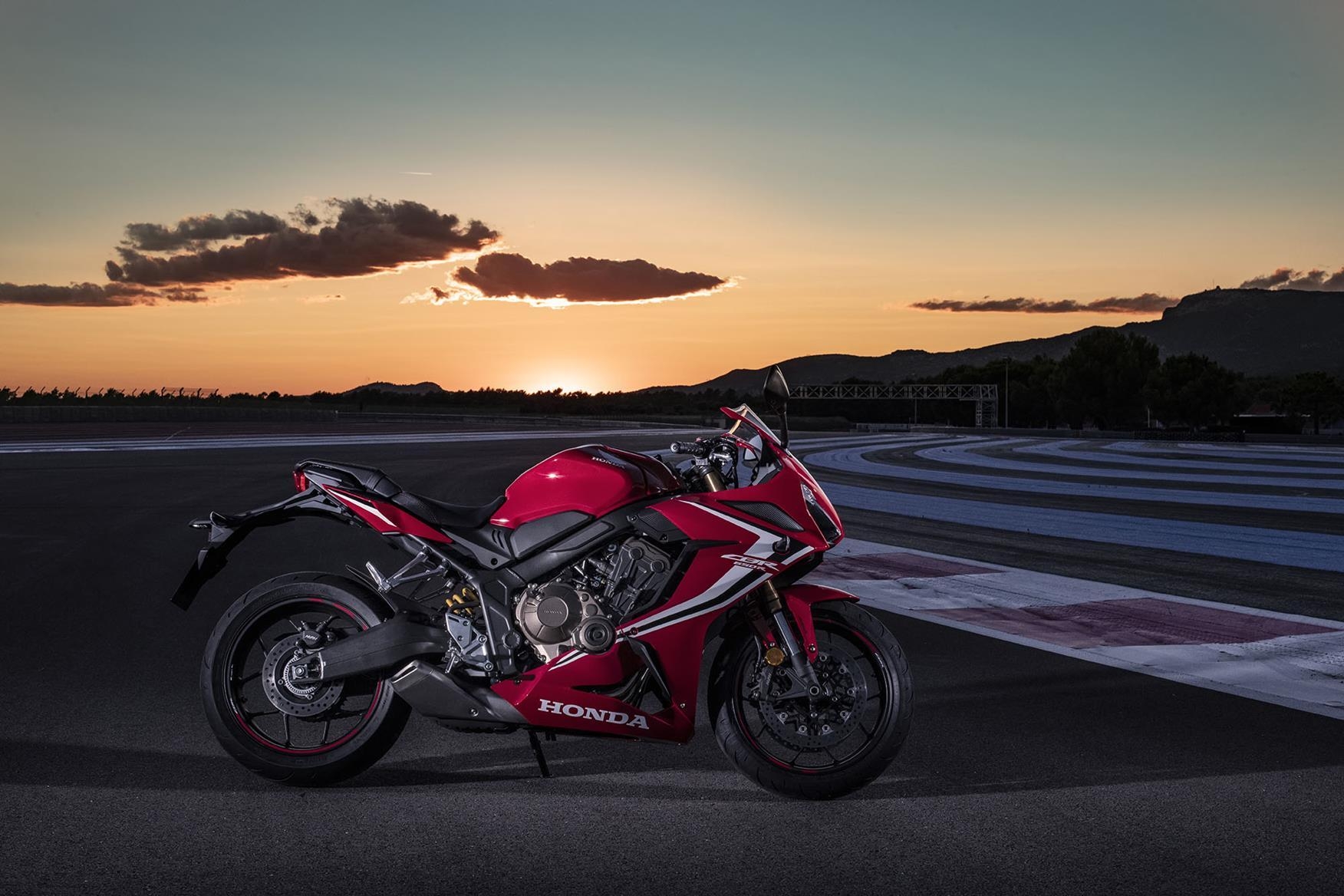 1760x1170 Honda's sportier 2019 CBR650R will cost £7729, Desktop