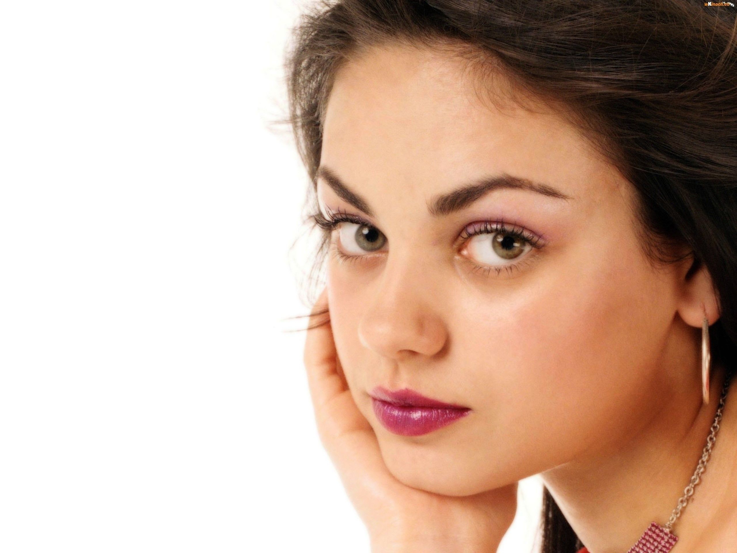 2560x1920 Popular American Mila Kunis Hollywood Actress Face Closeup HD, Desktop