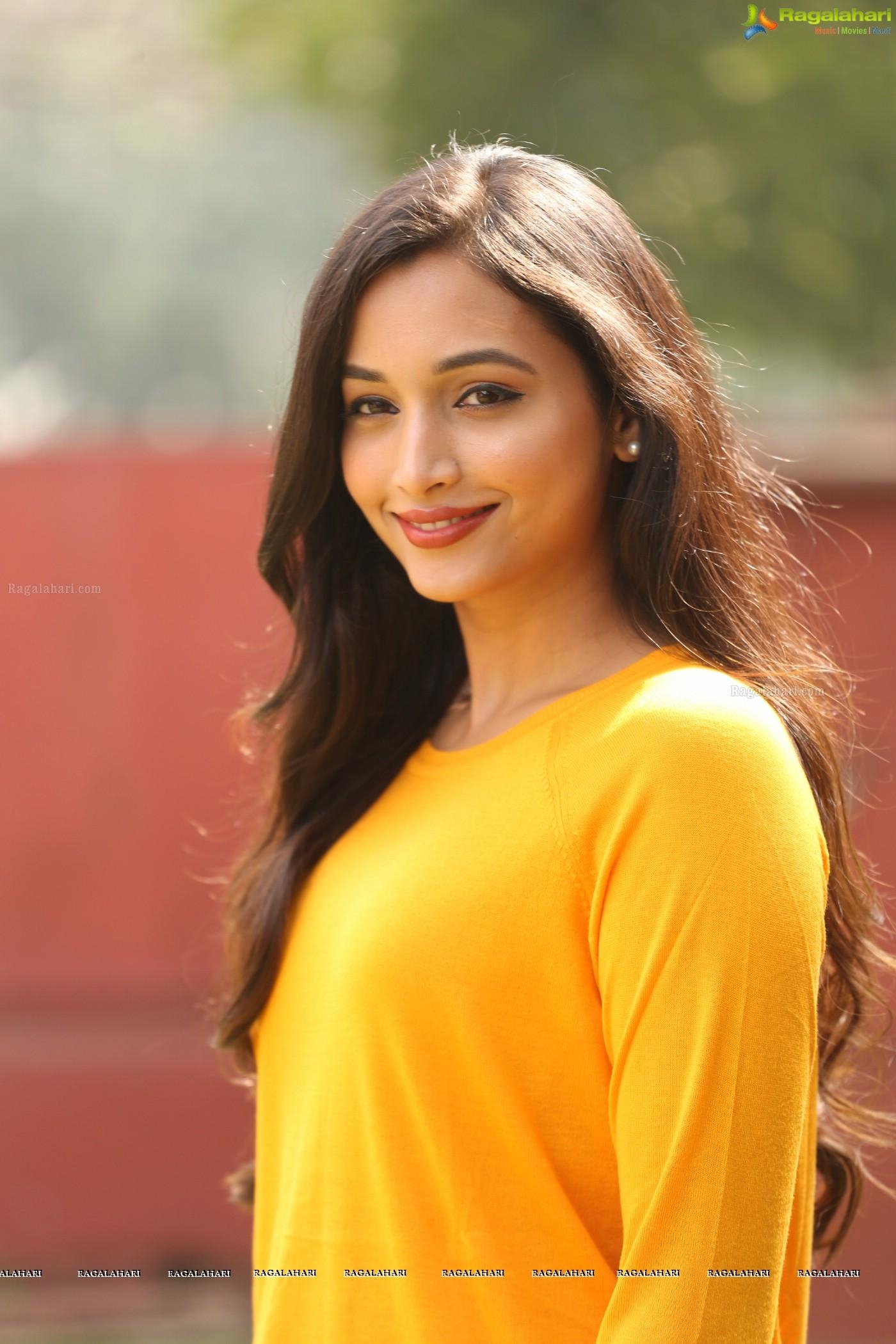 1400x2100 Srinidhi Shetty (Posters) KGF Success Meet Image 1. Telugu, Phone