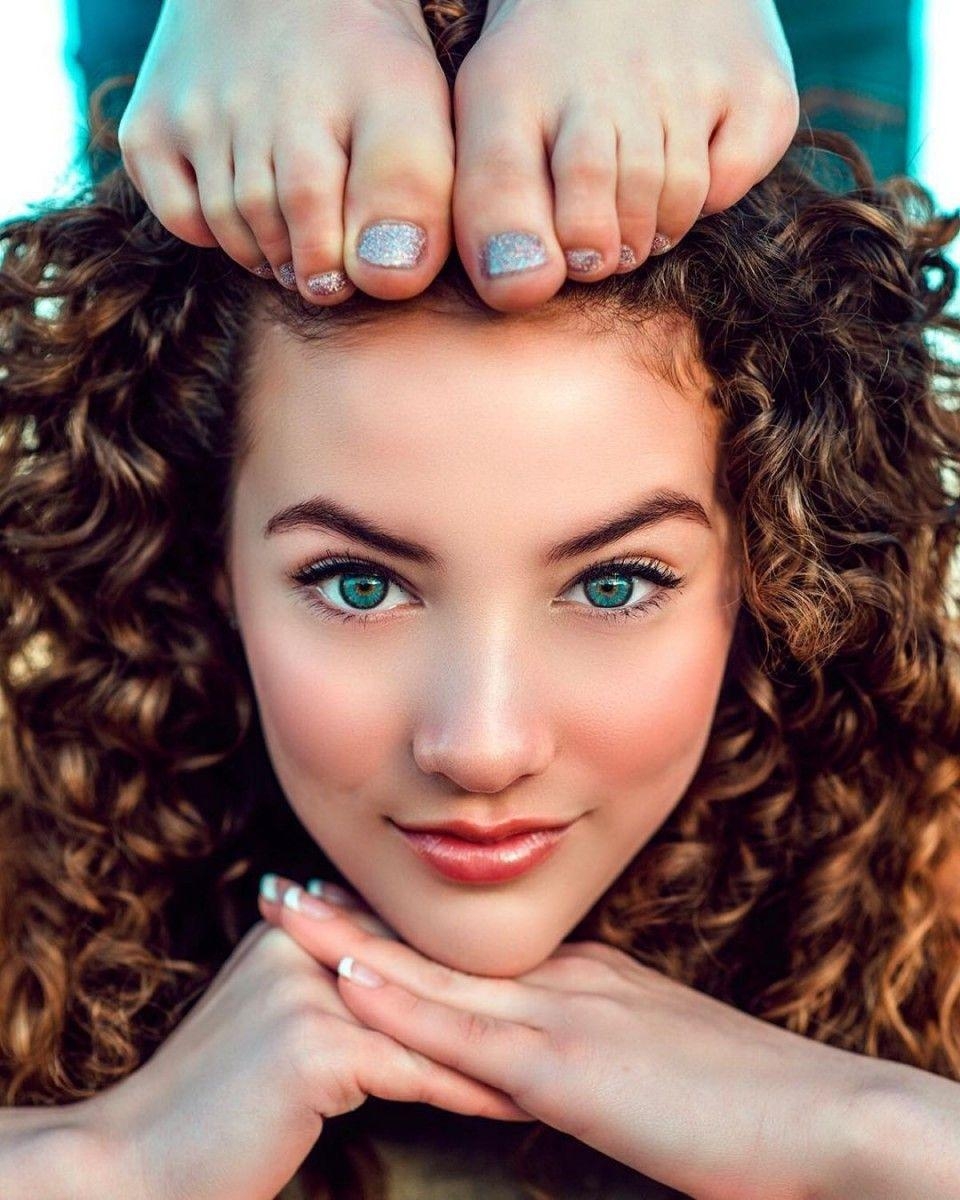 960x1200 Sofie Dossi wallpaper, Phone