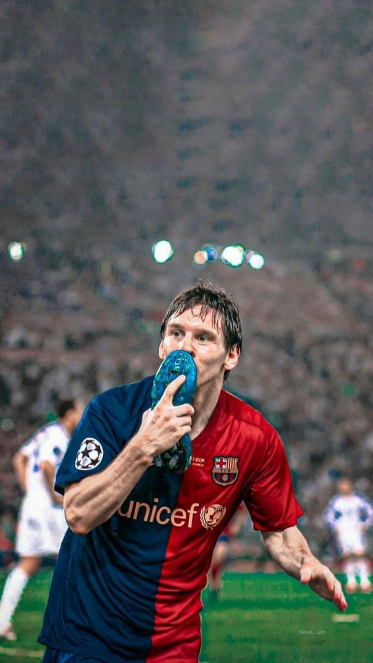 740x1310 Messi Kissing His Bootk Wallpaper, Phone