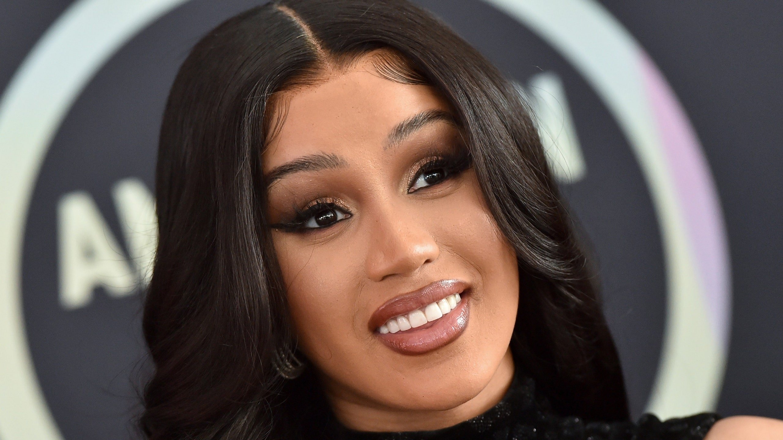 2560x1440 Cardi B Is The Latest Celebrity To Rock Pamela Anderson's '90s Messy Bun, Desktop