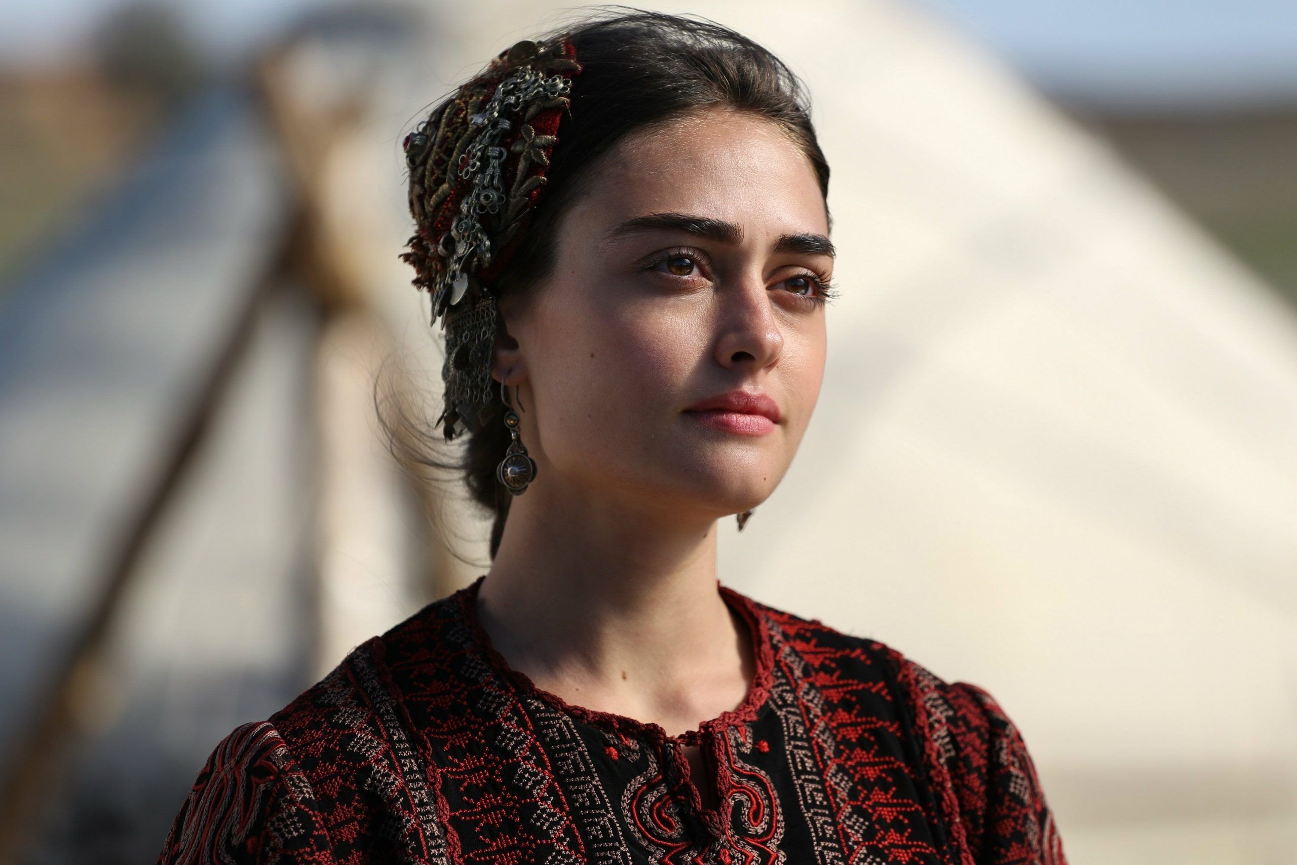 2560x1710 Diriliş: Ertuğrul' Actress Esra Bilgiç's Aka Halime Sultan, Desktop