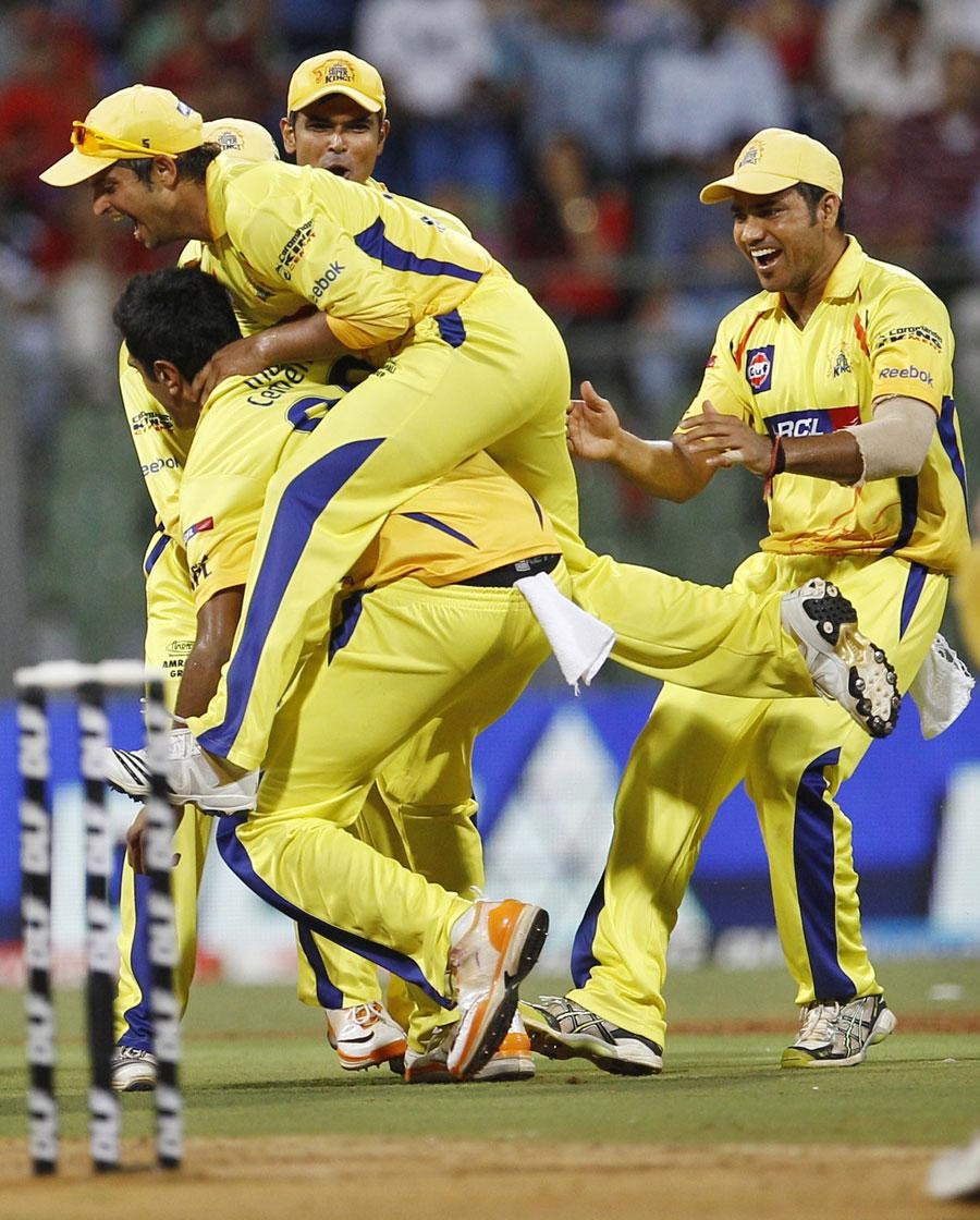 900x1120 1st Quater final Royal Challengers Bangalore v Chennai Super Kings, Phone