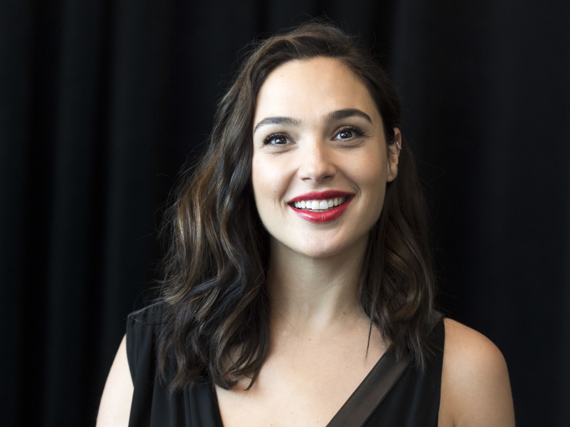 2400x1800 Gal Gadot Smile! HD Wallpaper, Desktop