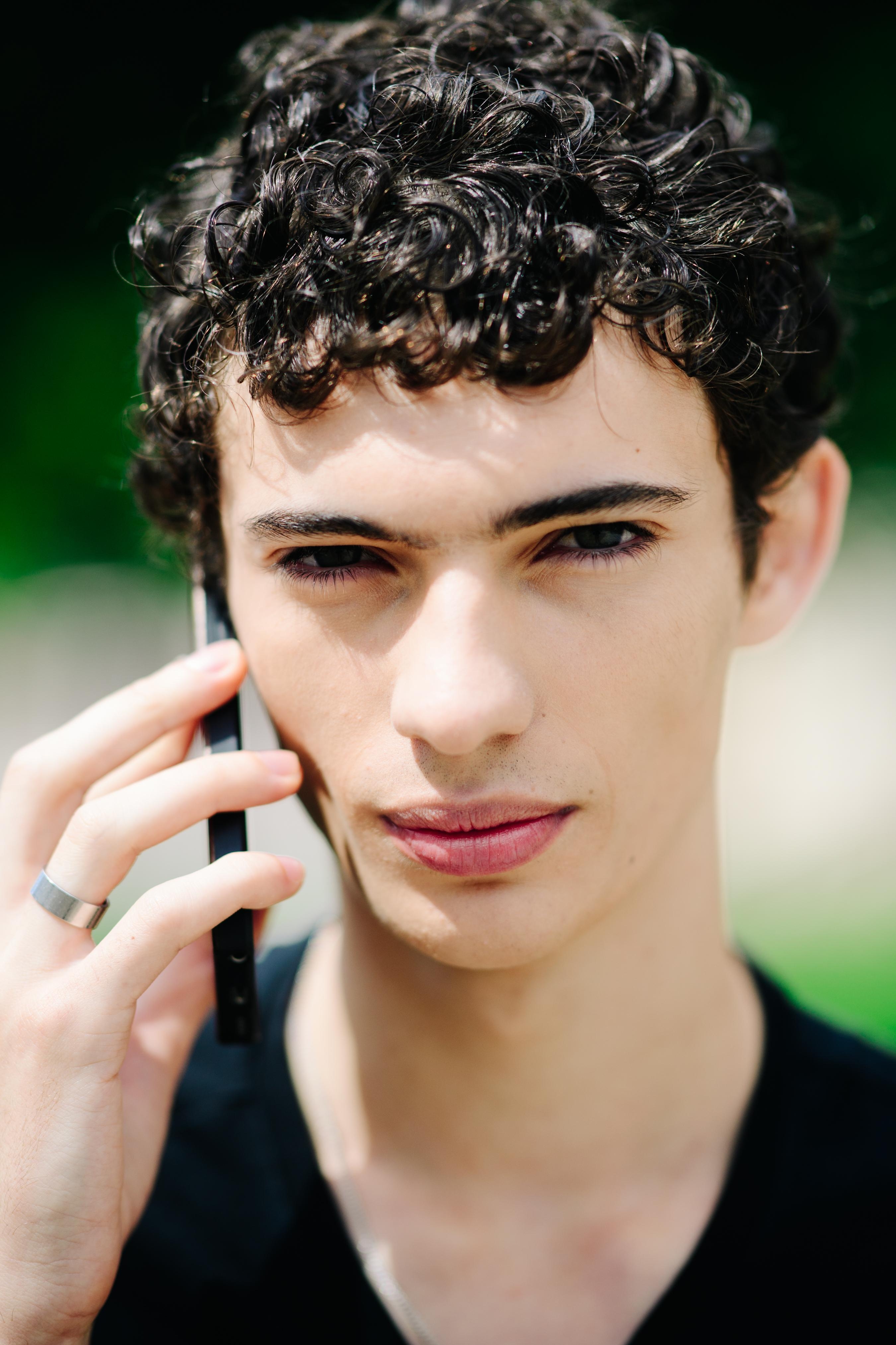 2700x4050 Piero Méndez. Paris Katz Sinding, Phone