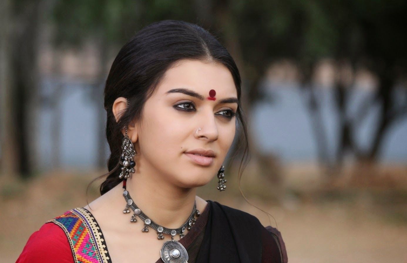 1390x900 Aranmanai Movie Stills Aajtak. Bollywood hairstyles, Bollywood makeup, Actors image, Desktop