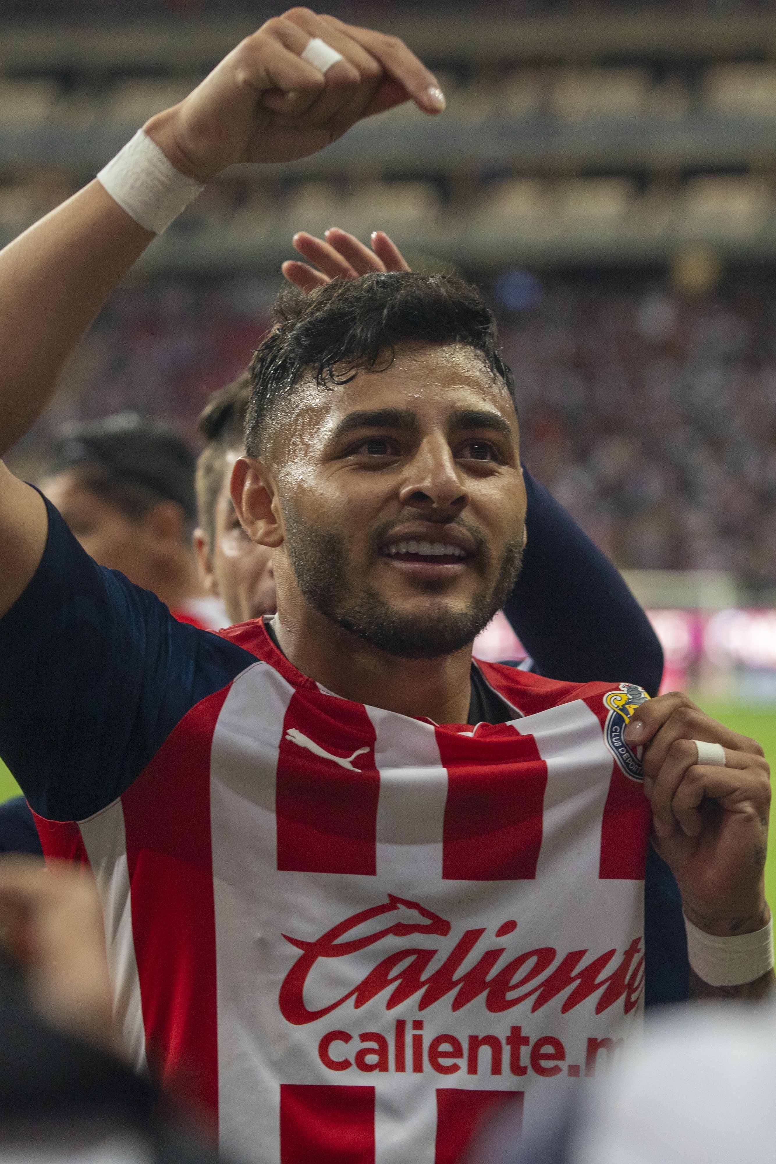 2670x4000 Alexis Vega y otros jugadores que besan la camiseta y traicionan al equipo, Phone