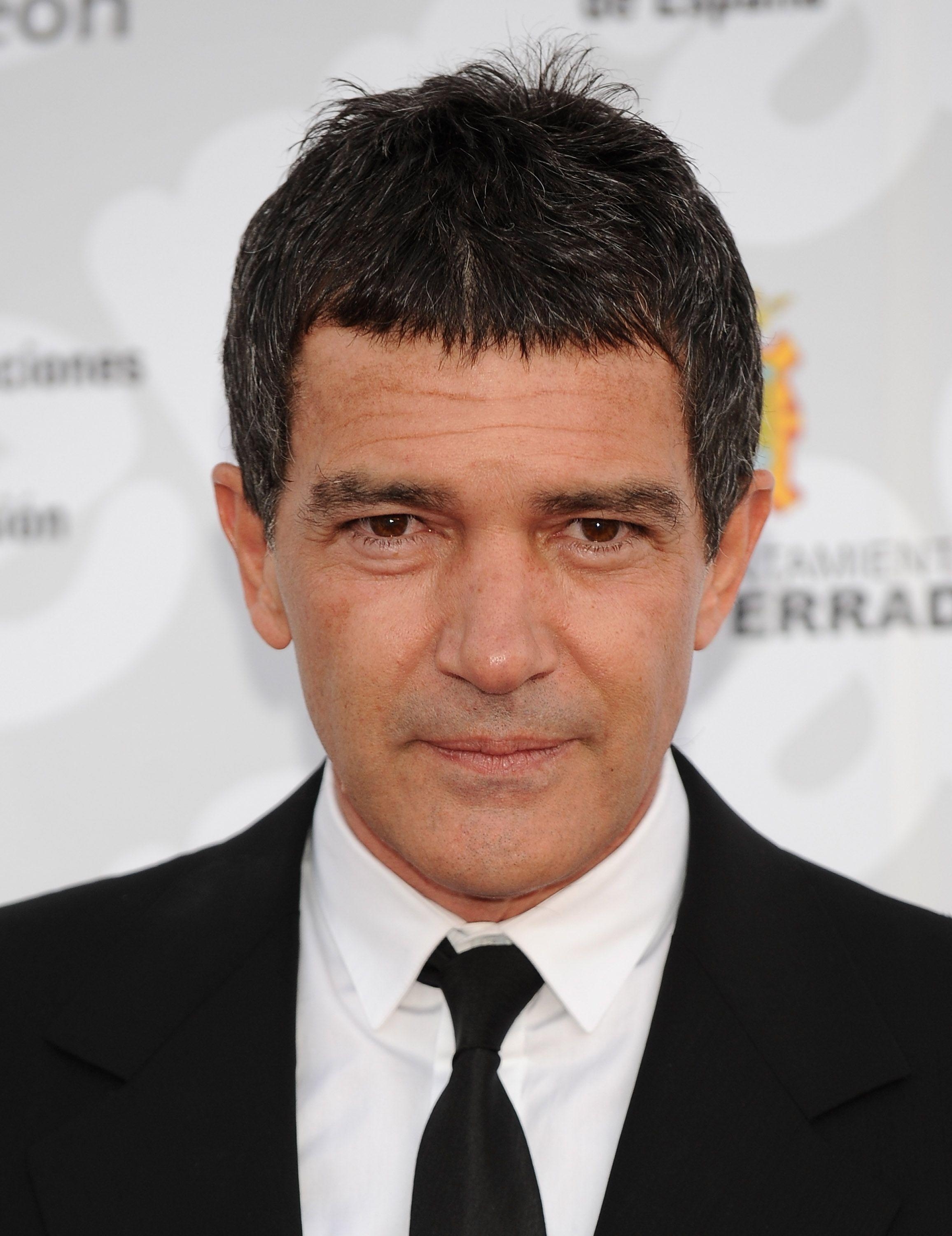 2320x3000 HD Antonio Banderas Wallpaper and Photo. HD Celebrities Wallpaper, Phone