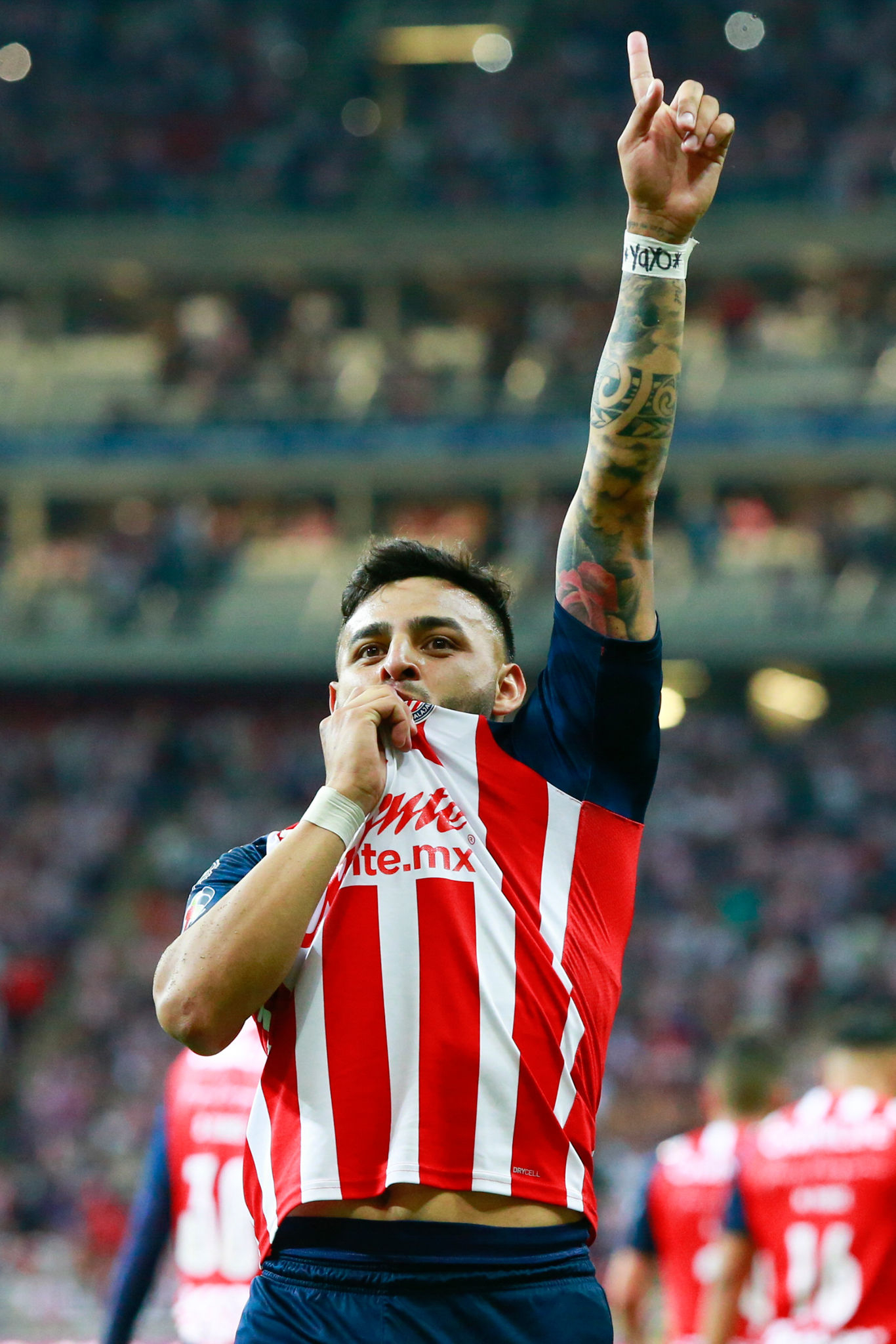 1370x2050 تويتر \ Imágenes de Chivas على تويتر: Alexis Vega dedicándole el gol al papá de la aficionada que se lo pidió en la convivencia en línea que organizó el club, Phone