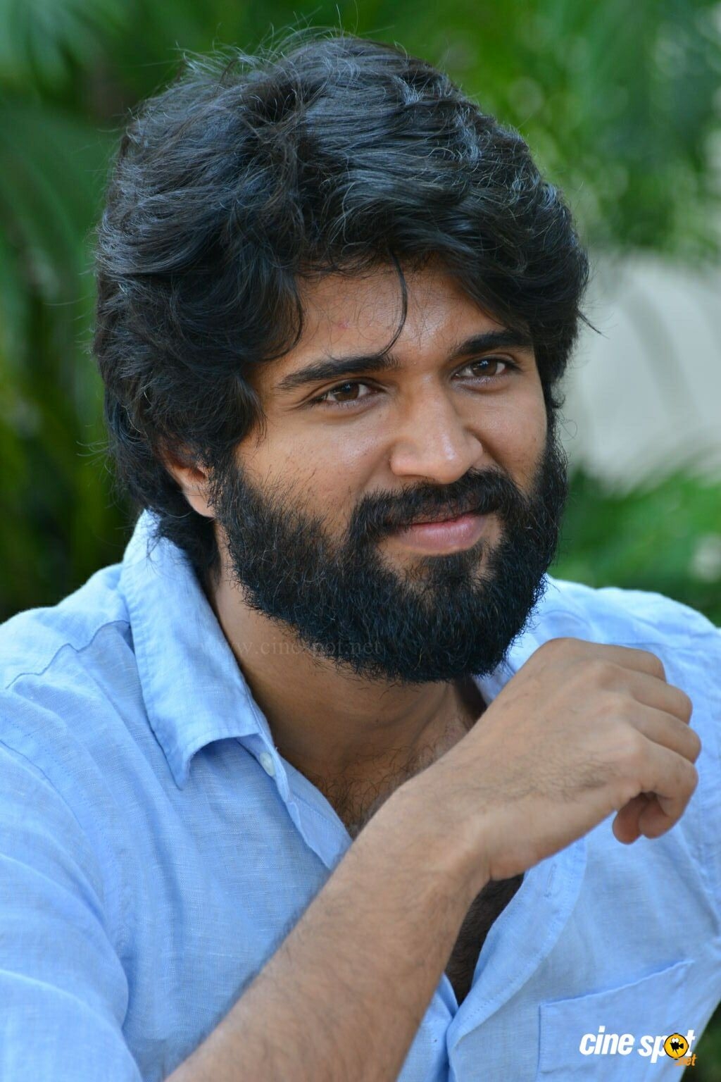 1030x1540 NOTA Movie Hero Vijay Devarakonda Interview Photo (14), Phone