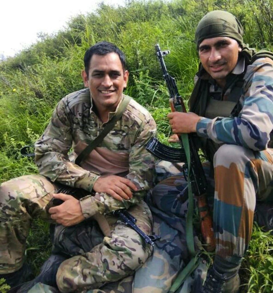 960x1030 Watch Pics: Stunning Unseen Photo Of MS Dhoni's Stint With Indian Army In Kashmir Emerge, Phone