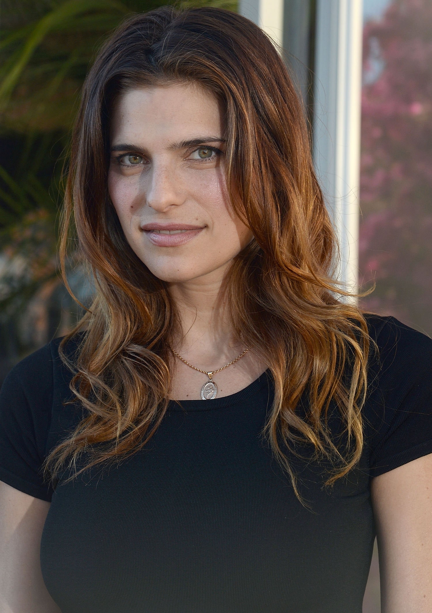 1500x2130 Lake Bell's Dos and Don'ts for Surviving the Holidays, Phone