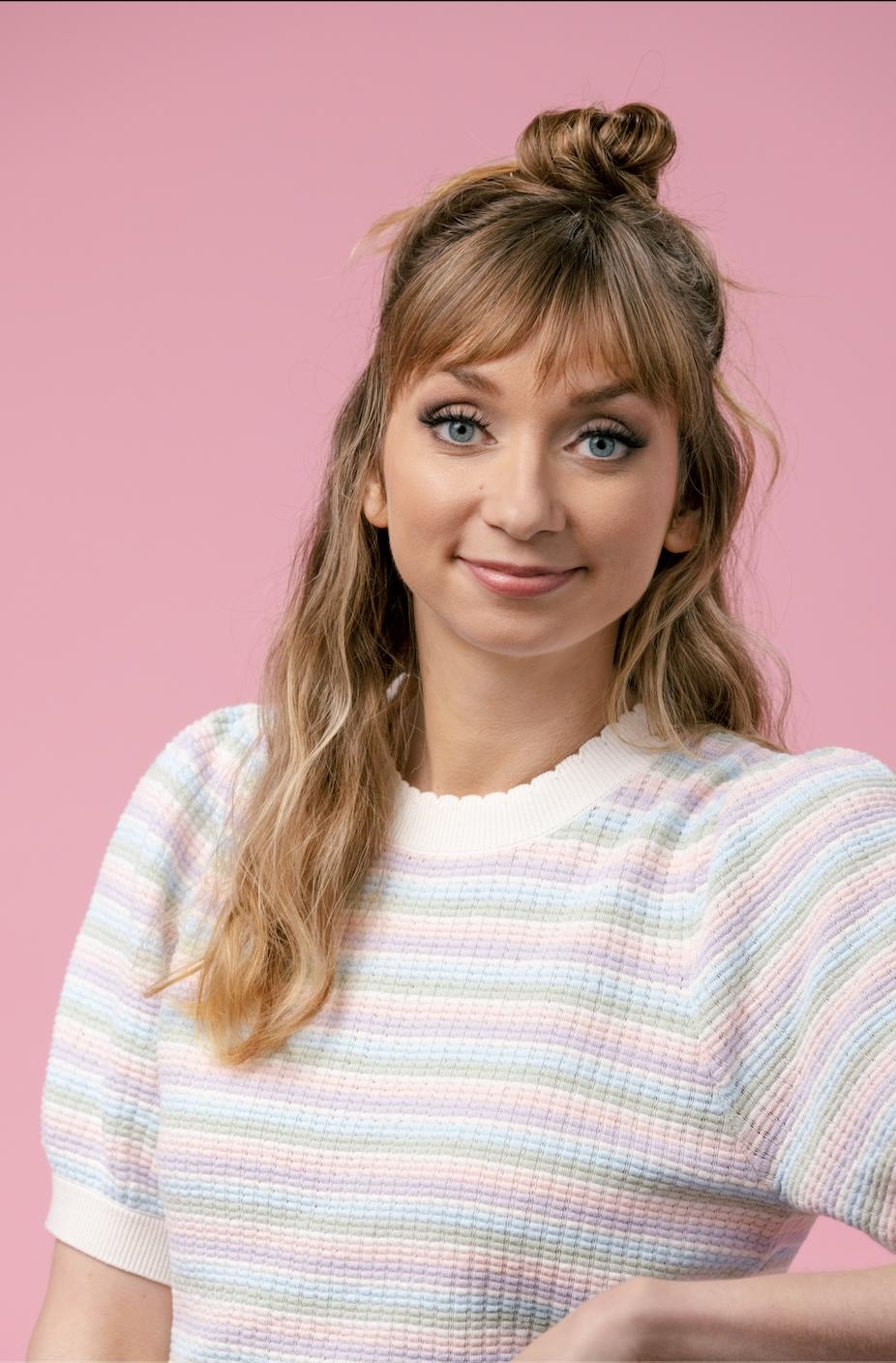 930x1410 Lauren Lapkus, Phone