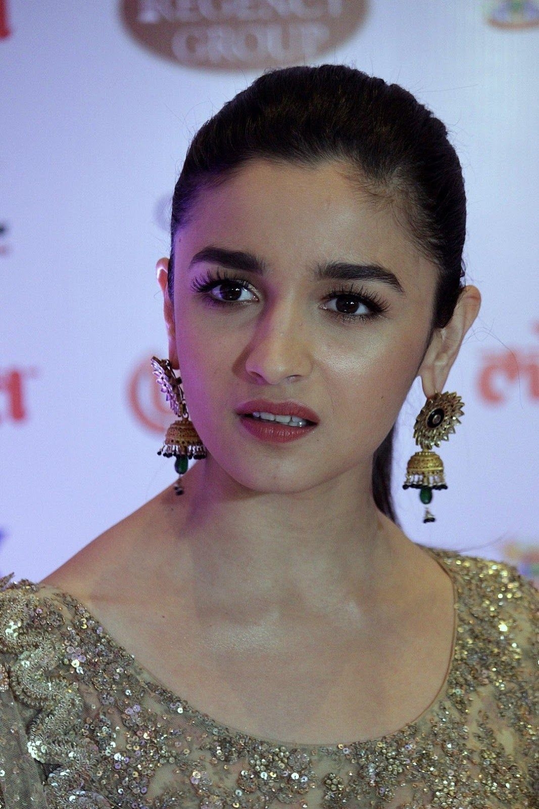 1070x1600 Alia Bhatt beautiful Bollywood actress.filmynonstop.com, Phone