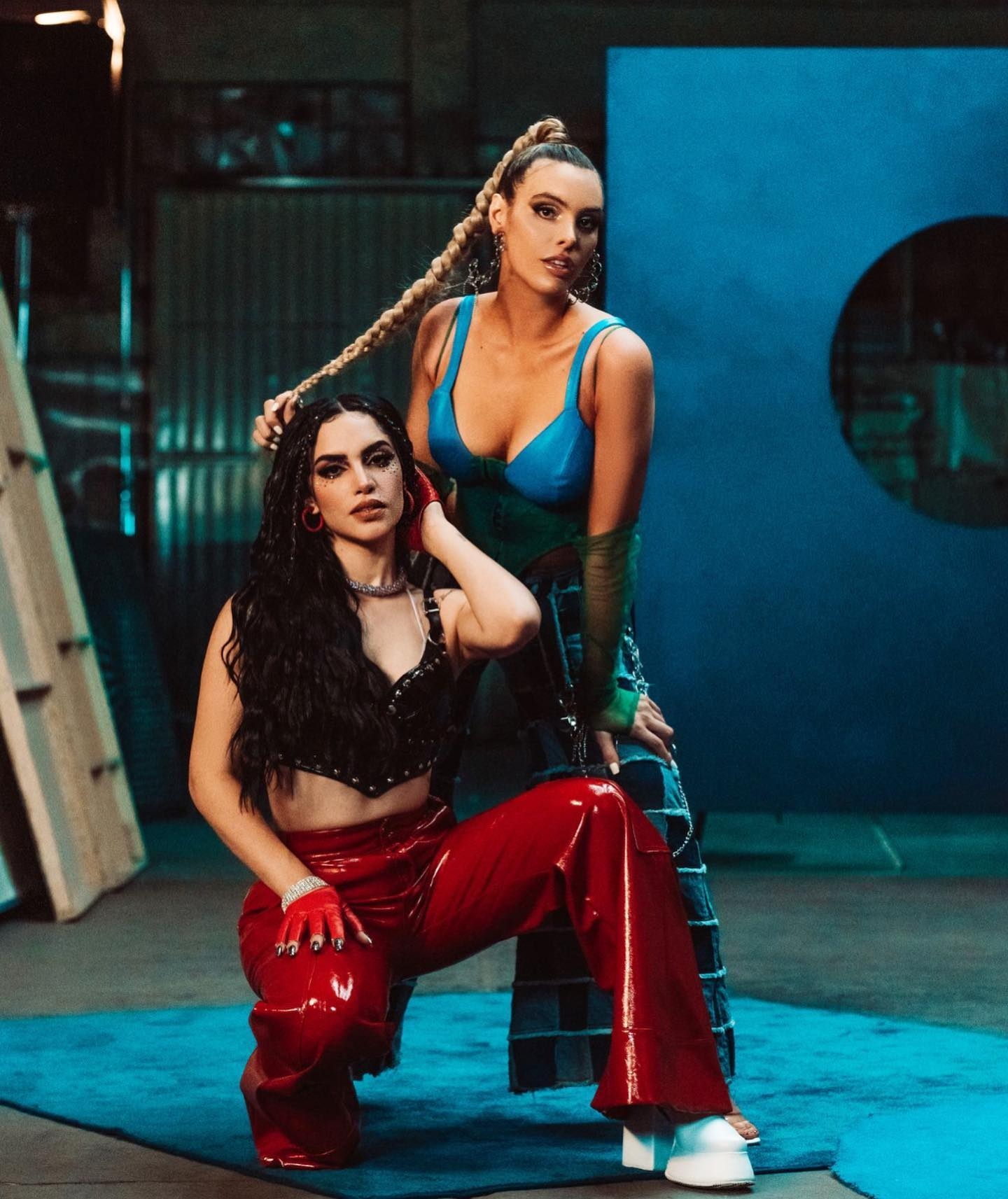 1440x1720 Lele Pons and Kimberly Loaiza premiered the video clip for “Piketona”, Phone