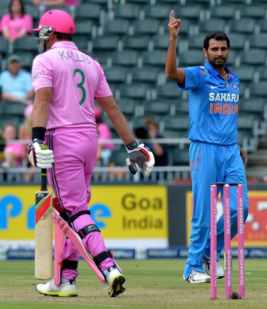 900x1040 Mohammed Shami celebrates the wicket of Jacques Kallis, Phone