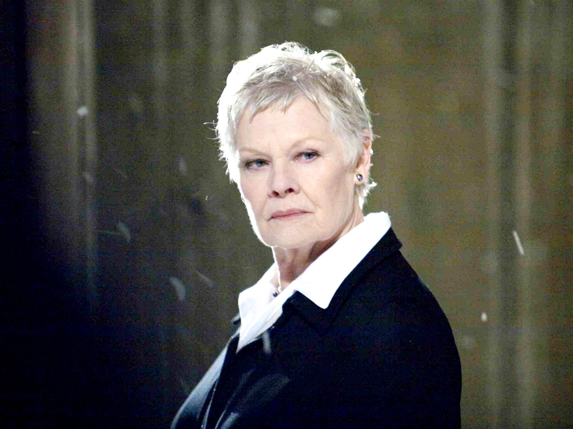 2010x1500 Judi Dench Set. Image Wide Top, Desktop