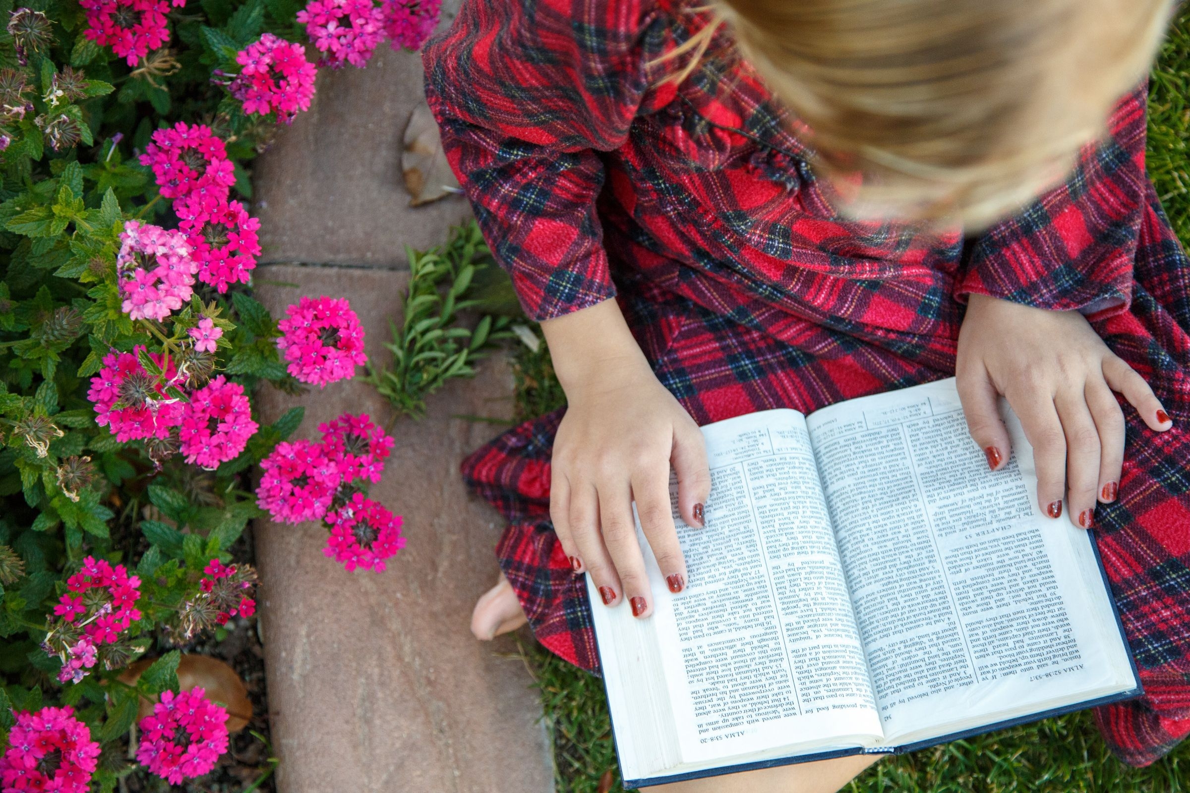 2400x1600 Study Girl In Garden, Desktop