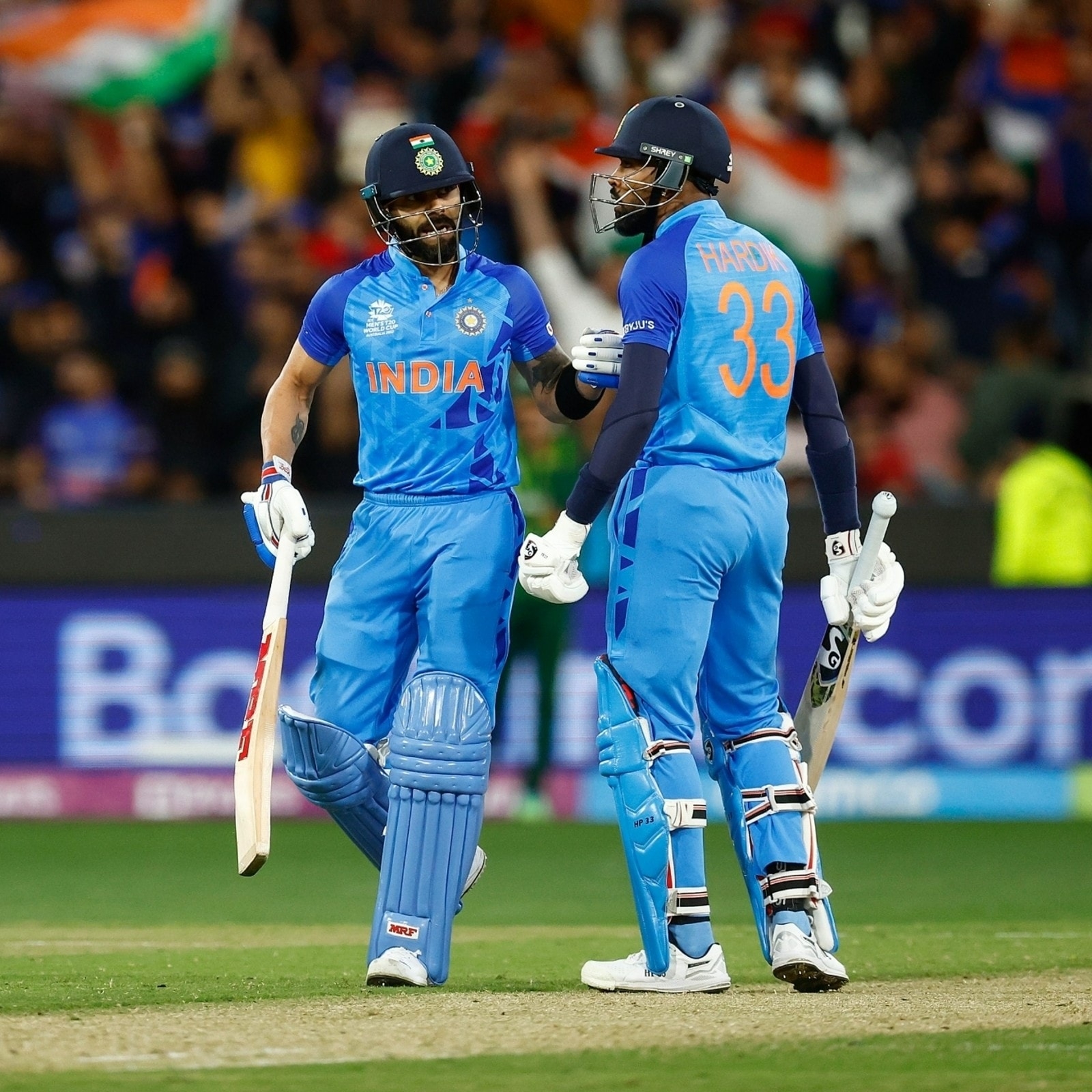 1600x1600 Virat Kohli and Hardik Pandya, Phone