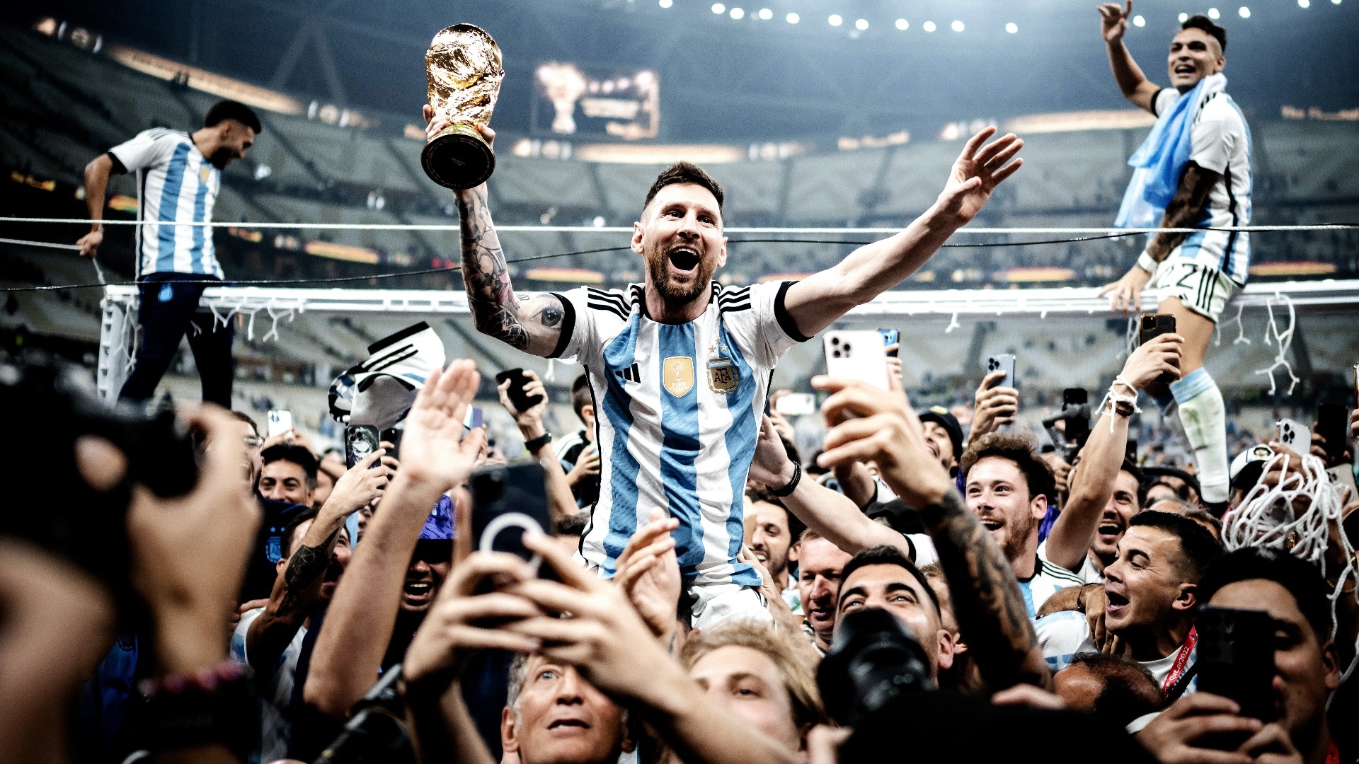 1920x1080 Qué llevaba puesto Leo Messi cuando levantaba el trofeo de campeón del Mundial con Argentina en Qatar 2022?. DAZN News España, Desktop