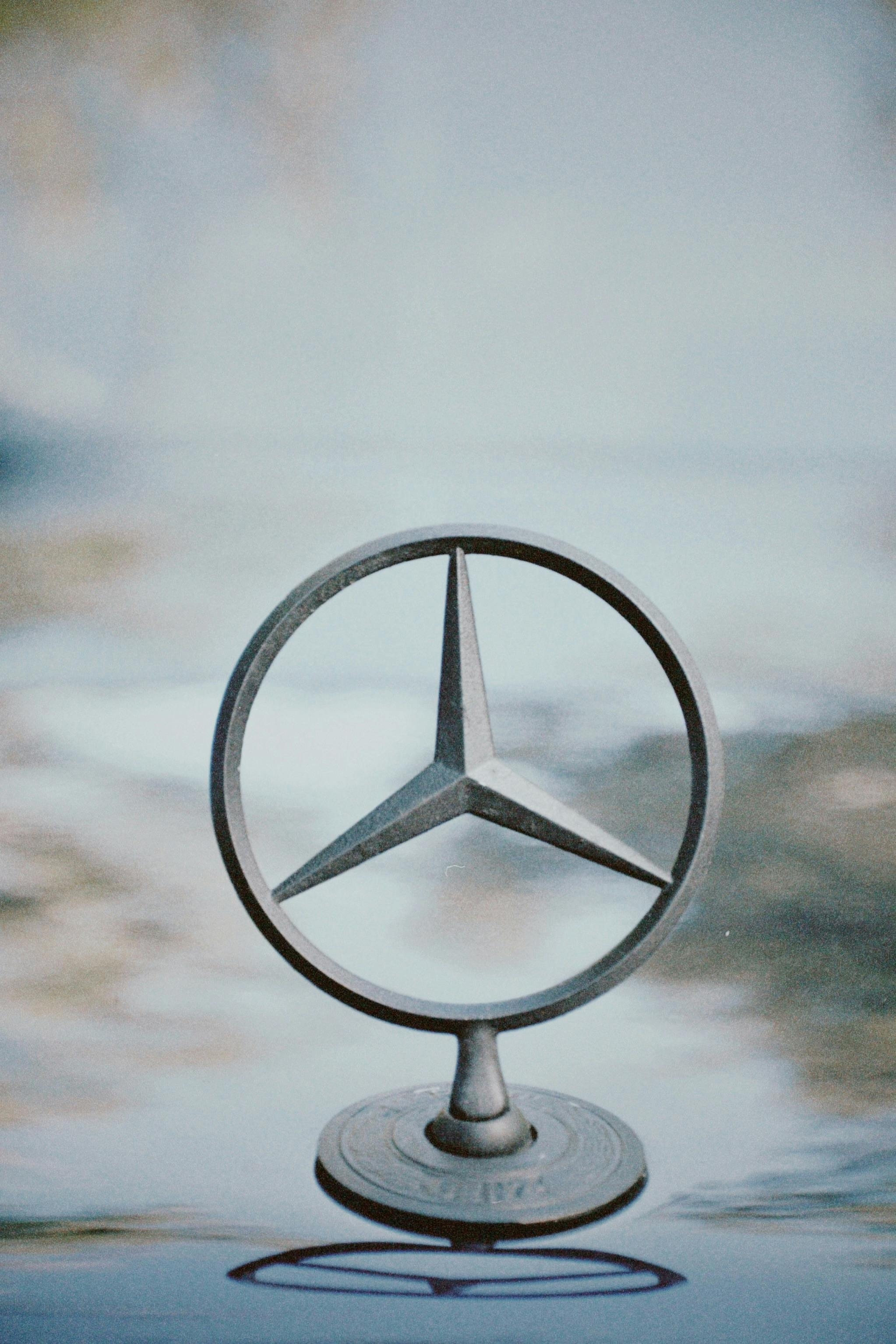 2050x3070 A Mercedes Logo on a Car · Free, Phone