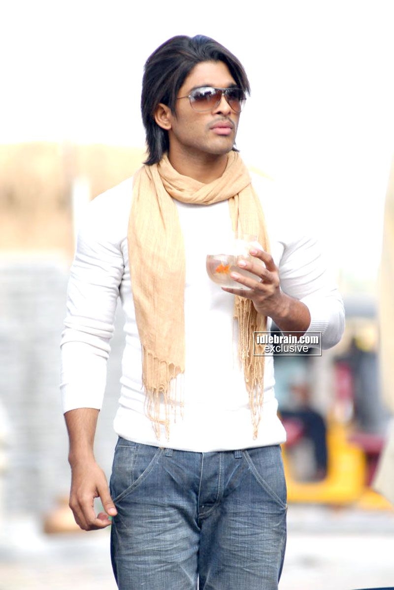 800x1200 Arya 2 photo gallery cinema Arjun, Navadeep & Kajal Agarwal, Phone