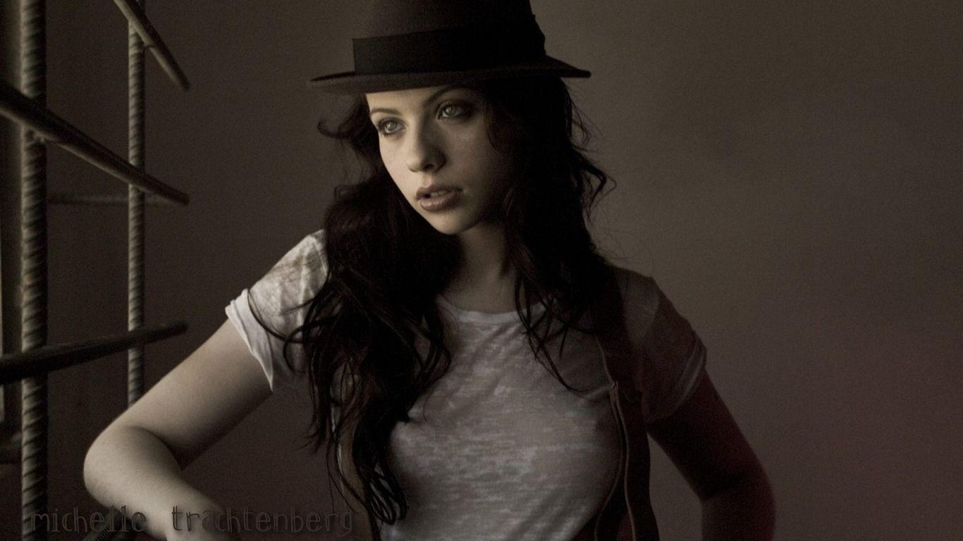 1370x770 Michelle Trachtenberg beautiful wallpaper Wallpaper, Desktop