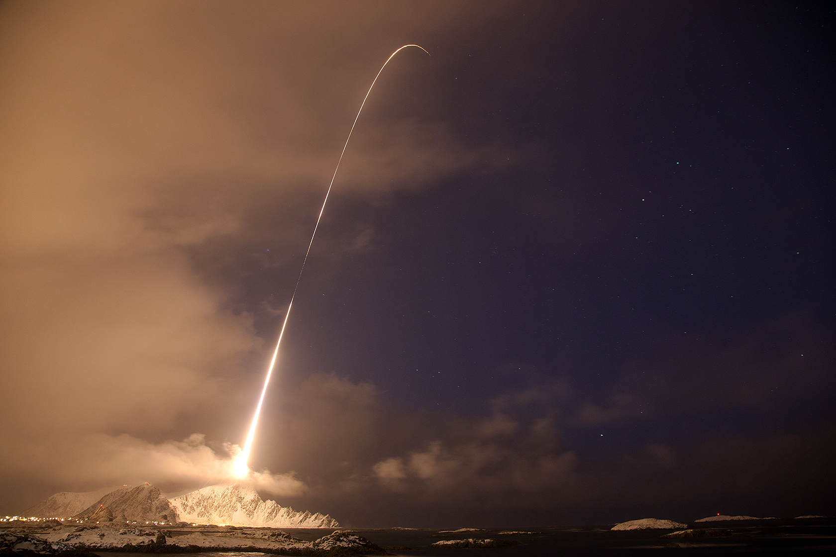 1680x1120 Auroral Rocket in Norway, Desktop