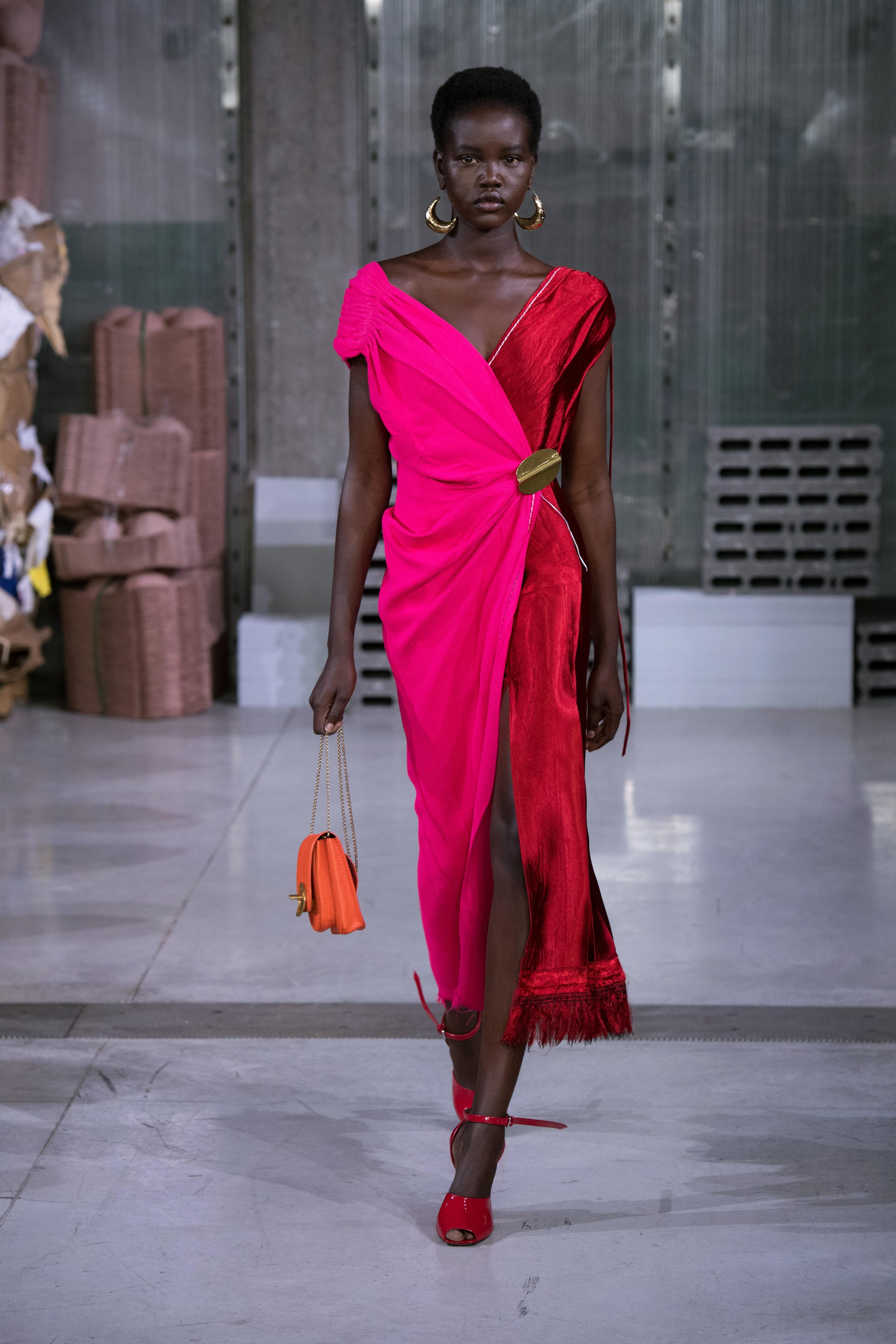 3720x5570 Milan Women's Fashion Week F W 2018 Part 4, Phone