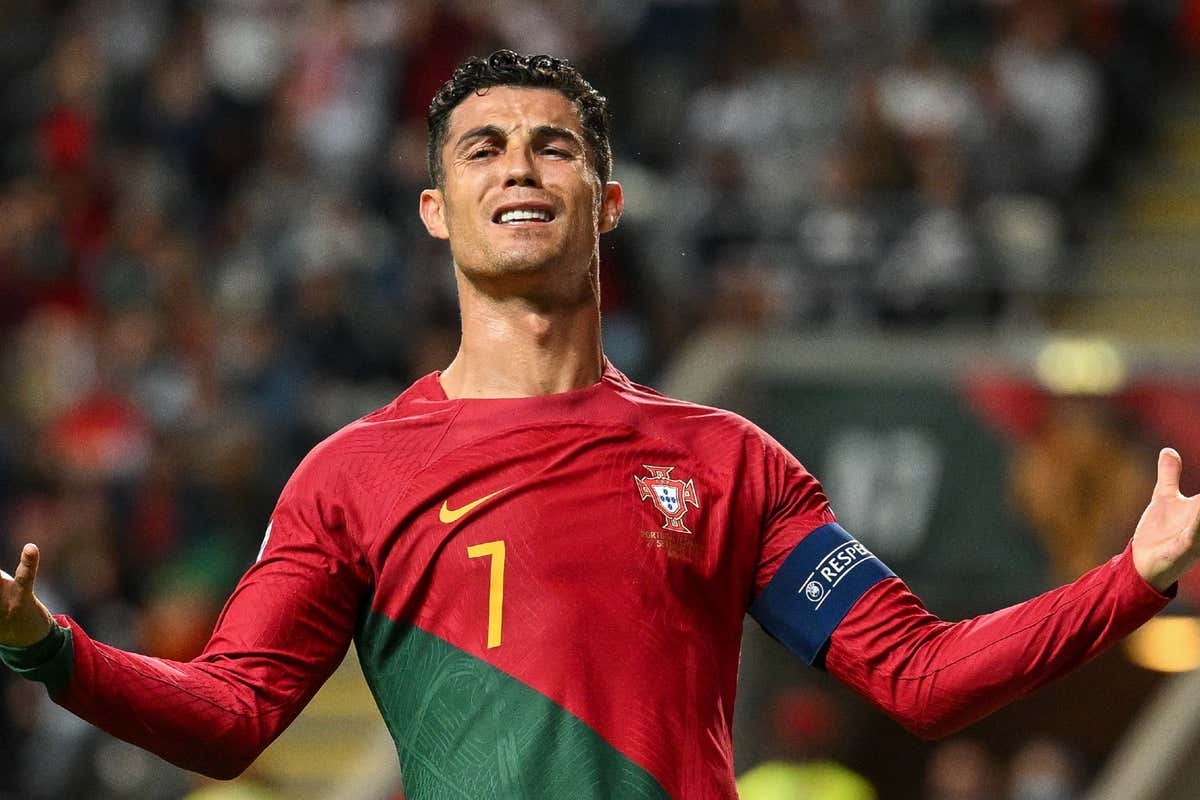 1200x800 Ronaldo told its 'time to retire' as Cassano aims Messi 'sacrifices' dig at struggling Man Utd star. Goal.com Singapore, Desktop