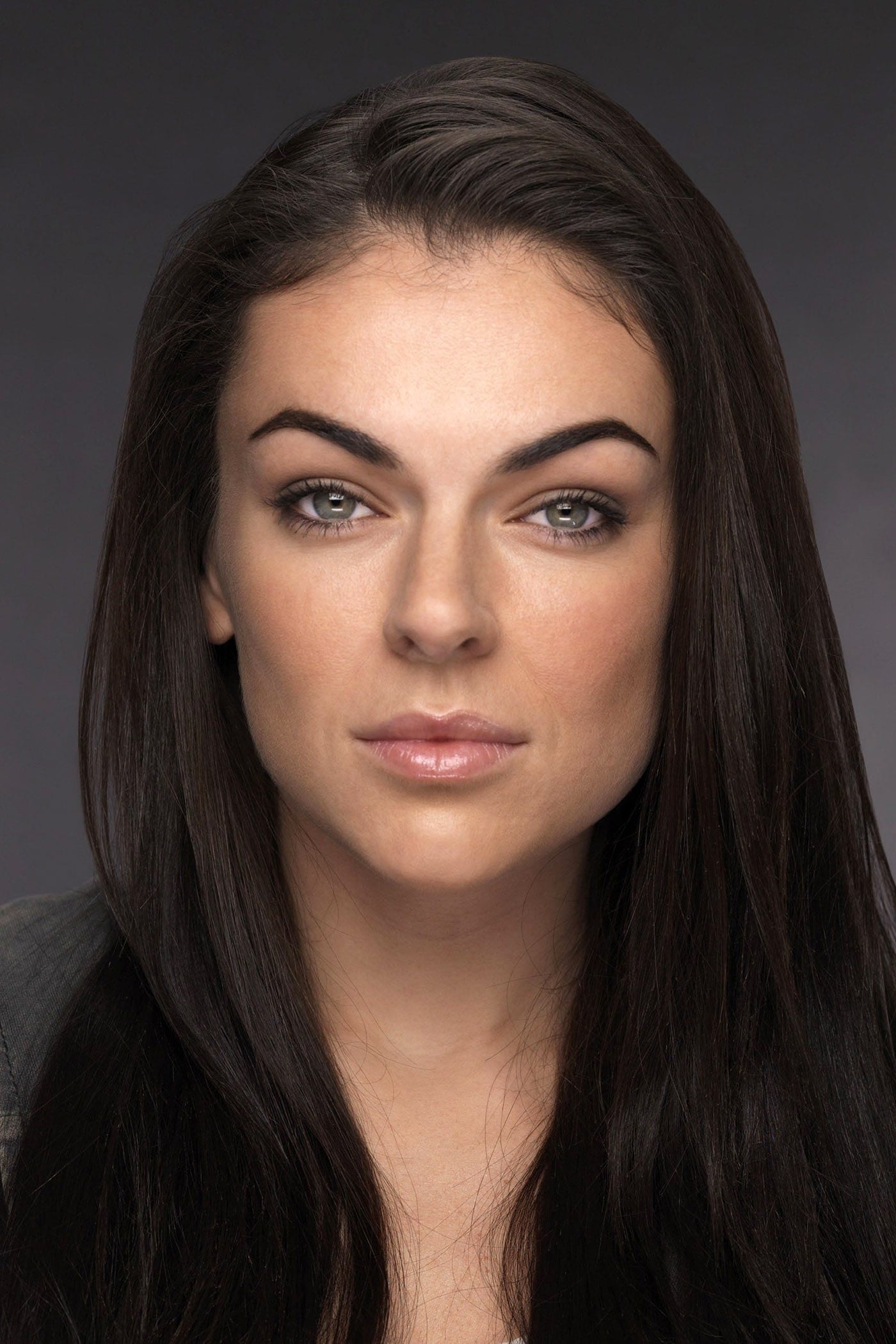 1400x2100 Serinda Swan Image, Phone