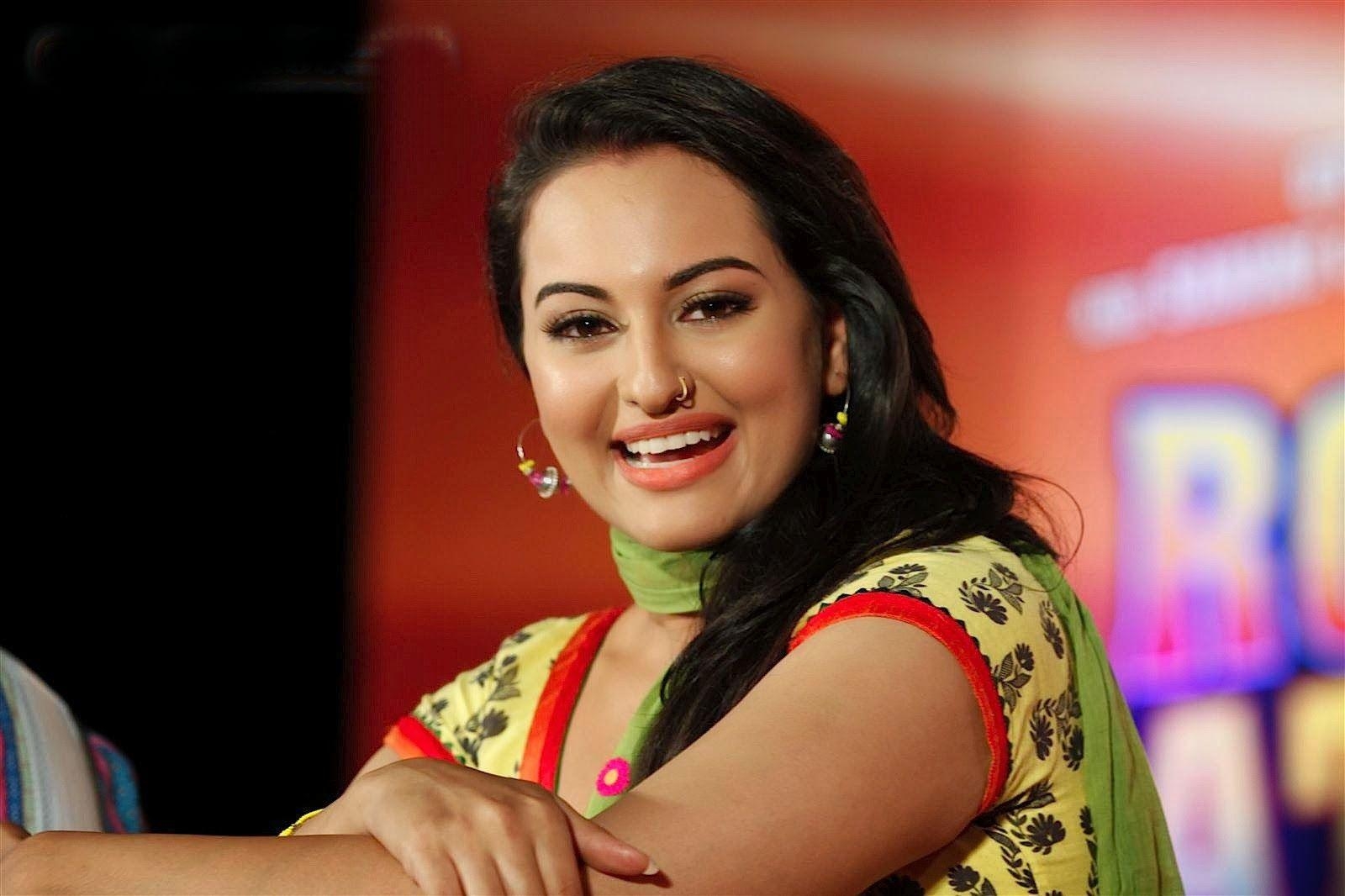 1600x1070 SOUTH INDIAN ACTRESS wallpaper in HD: Sonakshi sinha in saree HD, Desktop