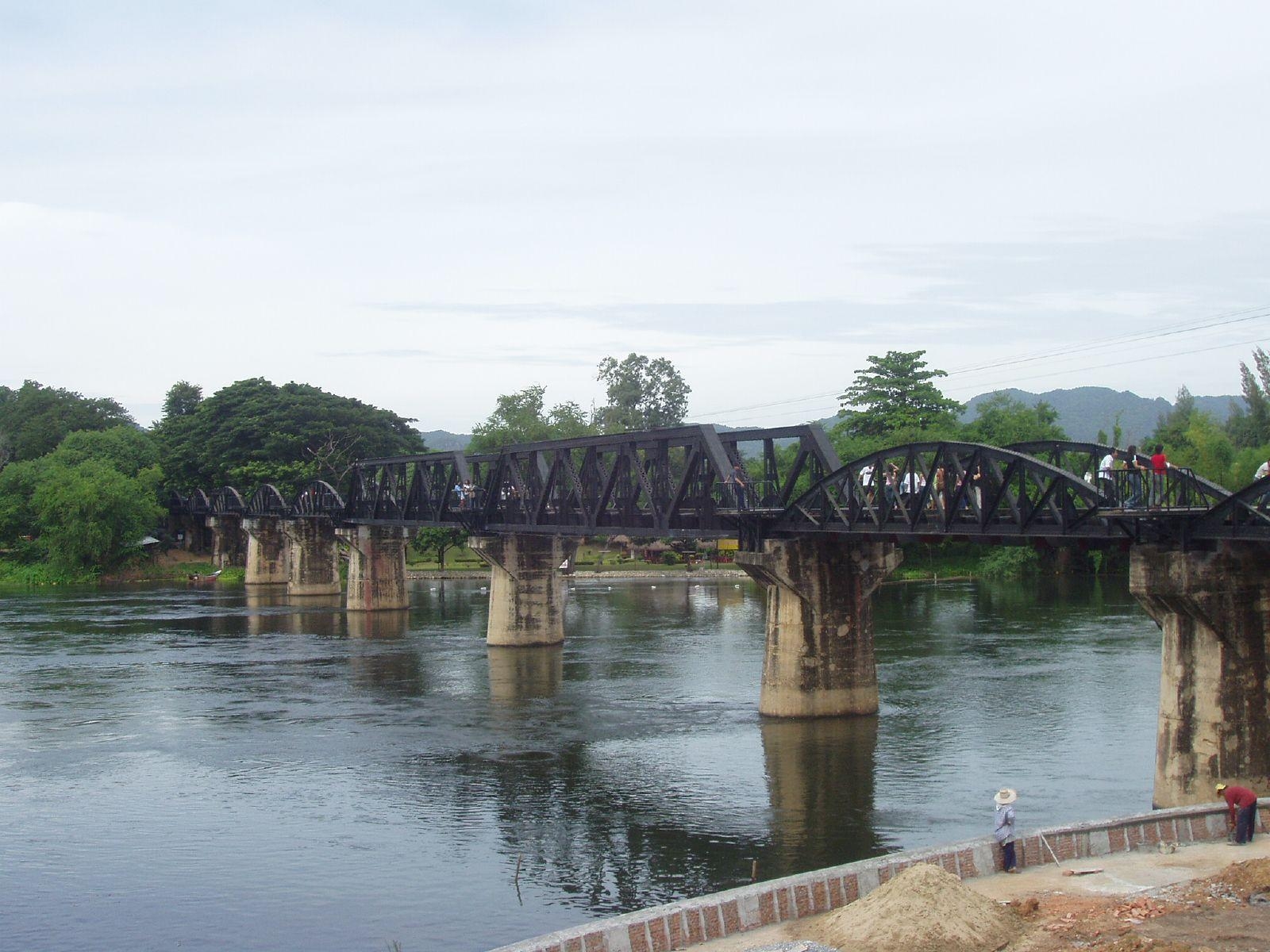 1600x1200 Famous Bridge Over River, Desktop