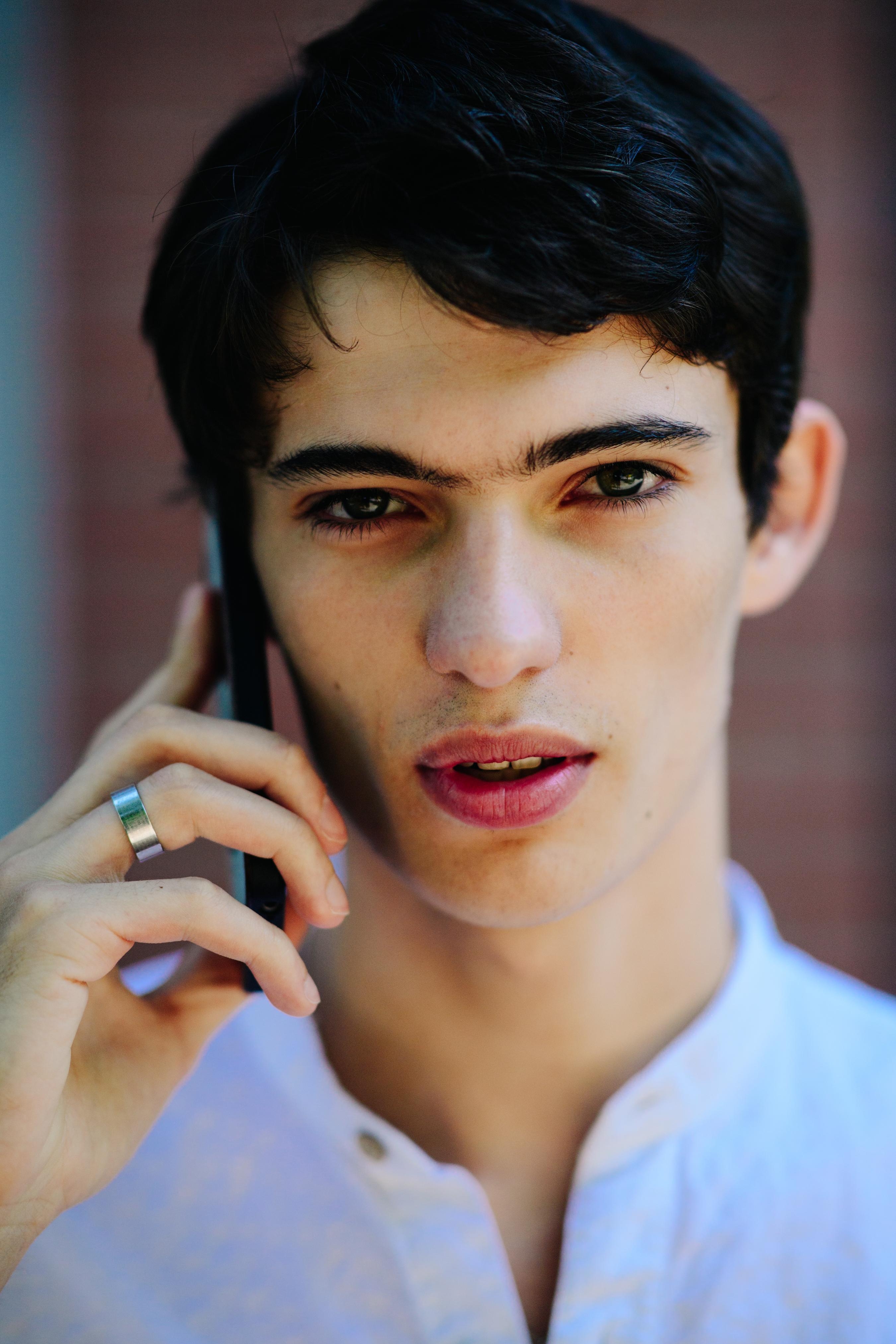 2700x4050 Piero Méndez. Milan Katz Sinding, Phone