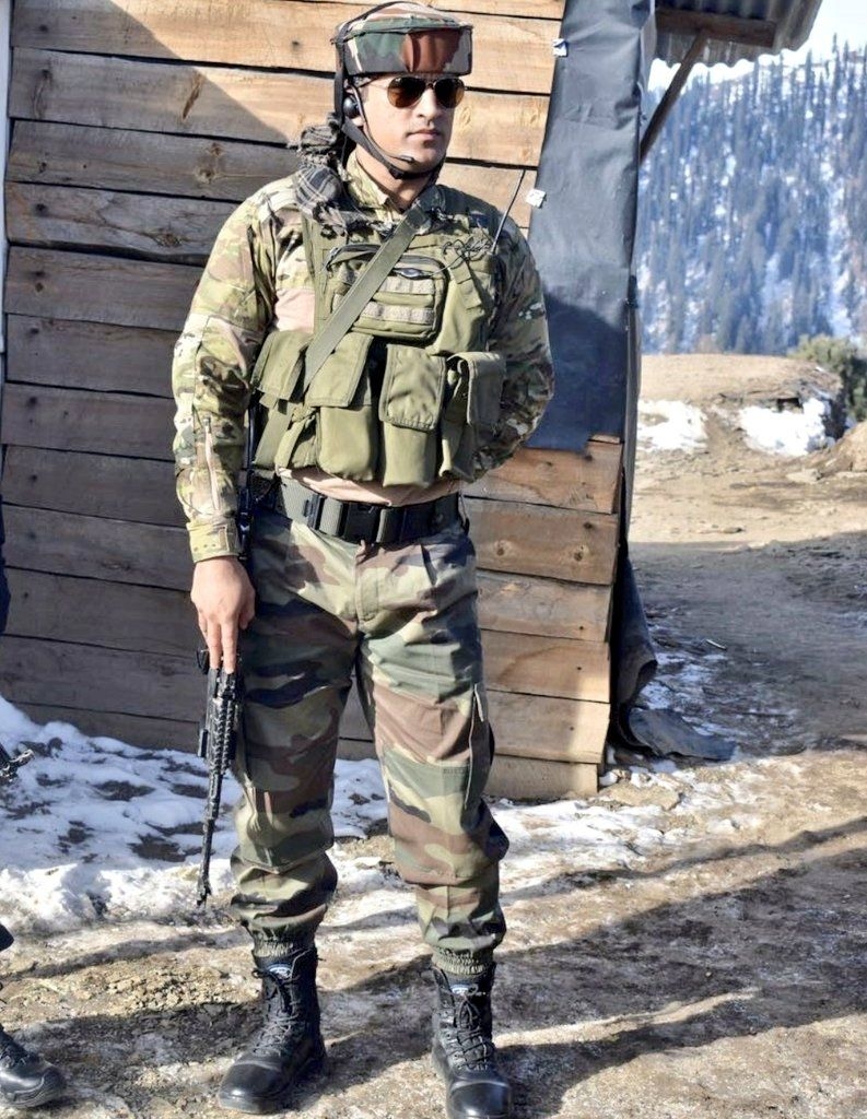 800x1030 Watch Pics: Stunning Unseen Photo Of MS Dhoni's Stint With Indian Army In Kashmir Emerge, Phone