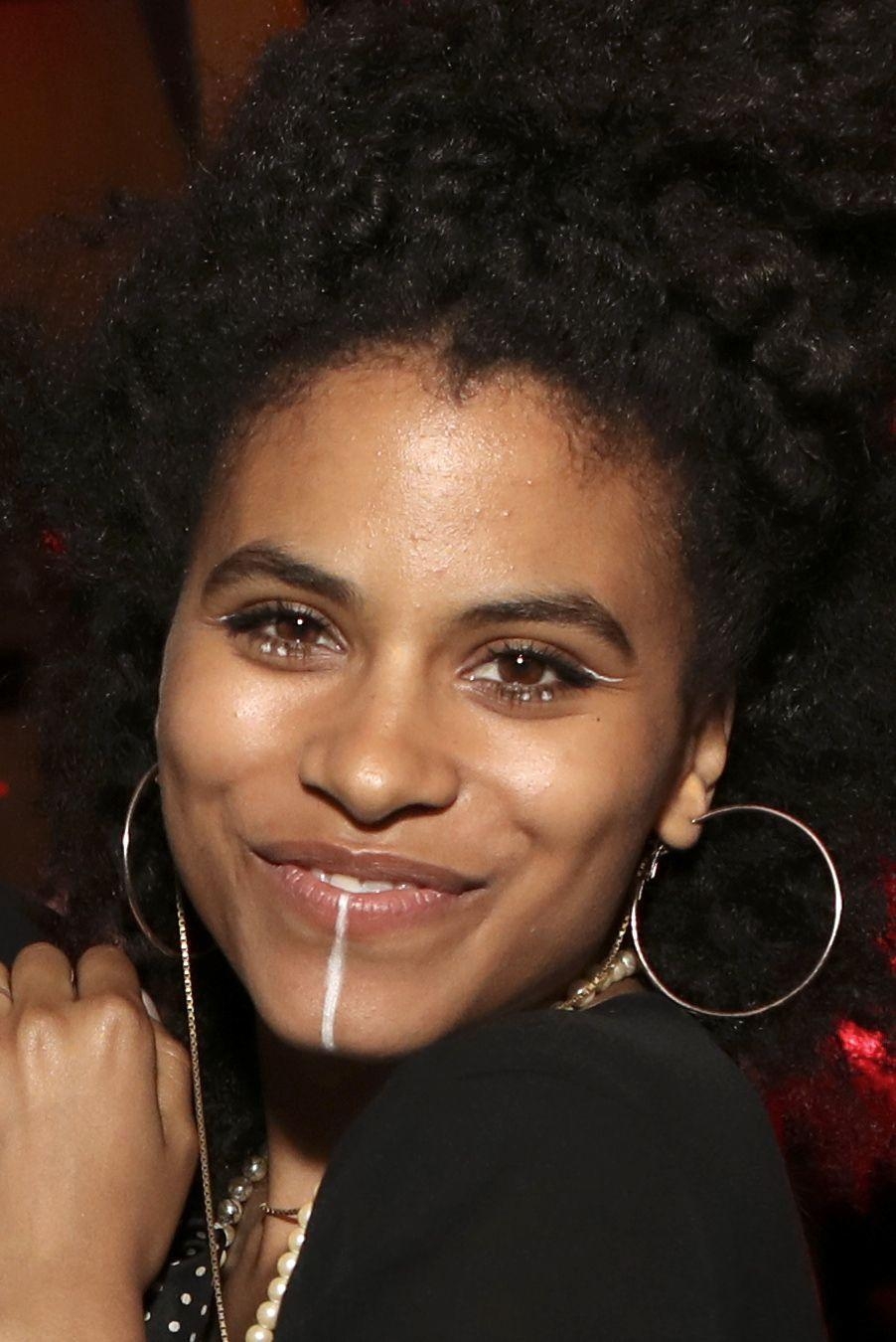 910x1350 Zazie Beetz picture, Phone