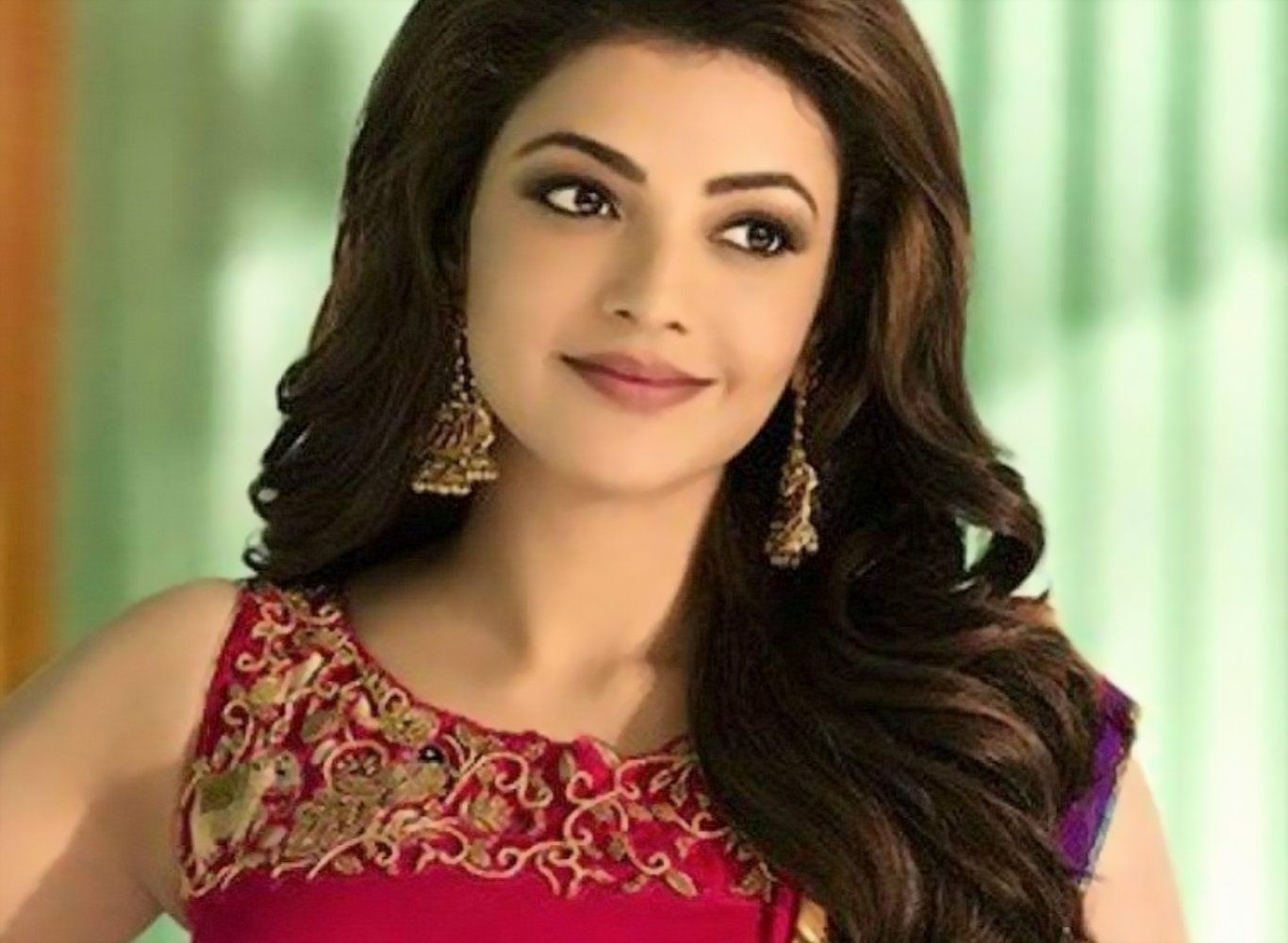 1370x1000 Kajal Agarwal Red Saree Hot Wallpaper, Desktop